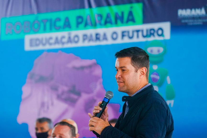 Mais 13 colégios estaduais de oito municípios receberam nesta segunda-feira (18) 117 kits educacionais de robótica — nove para cada instituição de ensino. Foram contempladas, desta vez, escolas do Núcleo Regional de Educação (NRE) da Área Metropolitana Norte. A cerimônia de entrega dos kits aconteceu no Colégio Estadual Altair da Silva Leme, em Colombo. Foto: Guilherme Flores/Casa Civil