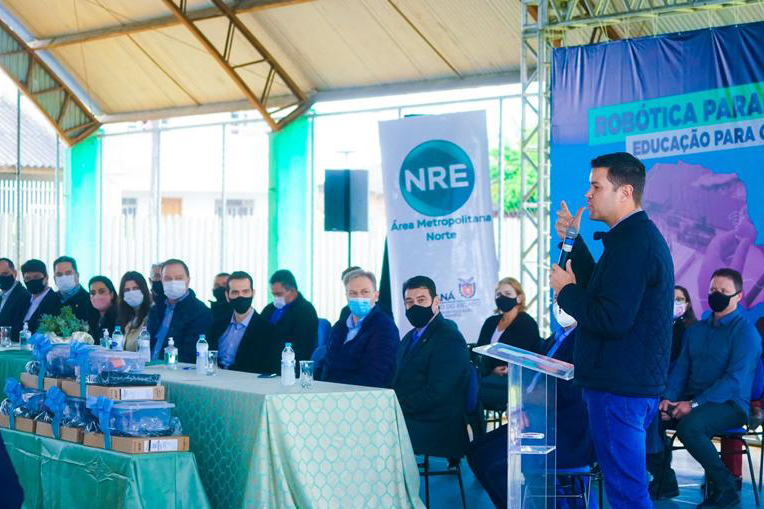 Mais 13 colégios estaduais de oito municípios receberam nesta segunda-feira (18) 117 kits educacionais de robótica — nove para cada instituição de ensino. Foram contempladas, desta vez, escolas do Núcleo Regional de Educação (NRE) da Área Metropolitana Norte. A cerimônia de entrega dos kits aconteceu no Colégio Estadual Altair da Silva Leme, em Colombo. Foto: Guilherme Flores/Casa Civil
