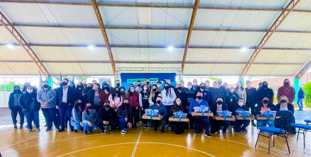 Mais 13 colégios estaduais de oito municípios receberam nesta segunda-feira (18) 117 kits educacionais de robótica — nove para cada instituição de ensino. Foram contempladas, desta vez, escolas do Núcleo Regional de Educação (NRE) da Área Metropolitana Norte. A cerimônia de entrega dos kits aconteceu no Colégio Estadual Altair da Silva Leme, em Colombo. Foto: Guilherme Flores/Casa Civil