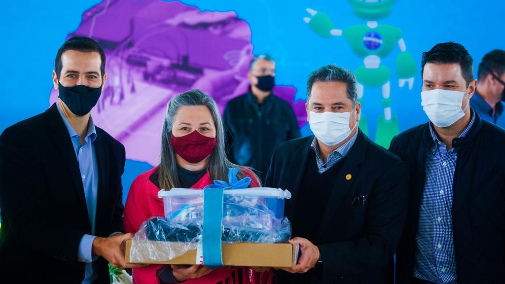 Mais 13 colégios estaduais de oito municípios receberam nesta segunda-feira (18) 117 kits educacionais de robótica — nove para cada instituição de ensino. Foram contempladas, desta vez, escolas do Núcleo Regional de Educação (NRE) da Área Metropolitana Norte. A cerimônia de entrega dos kits aconteceu no Colégio Estadual Altair da Silva Leme, em Colombo. Foto: Guilherme Flores/Casa Civil