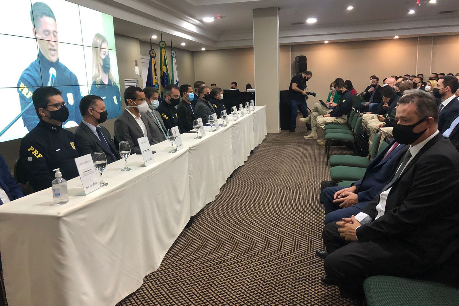 O Secretário da Segurança Pública do Paraná (Sesp), Romulo Marinho Soares, esteve nesta segunda-feira (18/10) em Foz do Iguaçu, no Oeste do Estado, como representante dos chefes do executivo estadual, governador Carlos Massa Ratinho Junior e do vice-governador Darci Piana, para a abertura do Encontro Nacional de Tecnologia e Inovação (ENATI) da Polícia Rodoviária Federal (PRF). - Foz do Iguaçu, 18/10/2021 - Foto: SESP-PR