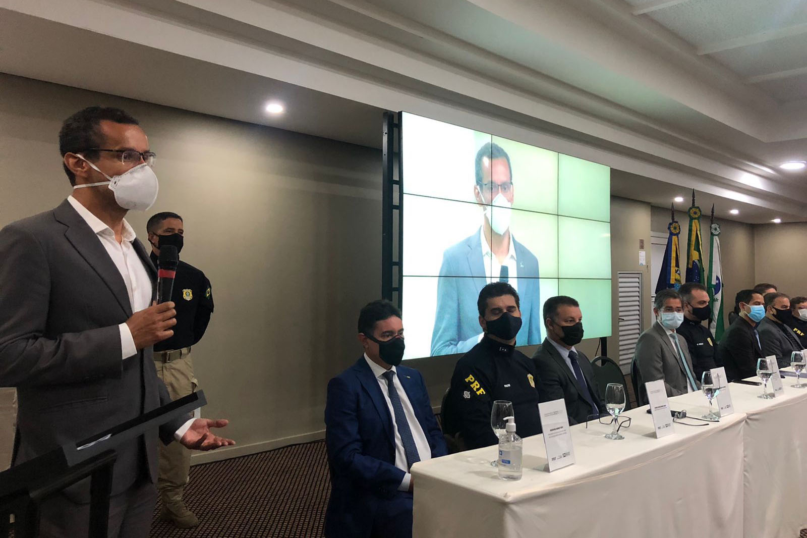 O Secretário da Segurança Pública do Paraná (Sesp), Romulo Marinho Soares, esteve nesta segunda-feira (18/10) em Foz do Iguaçu, no Oeste do Estado, como representante dos chefes do executivo estadual, governador Carlos Massa Ratinho Junior e do vice-governador Darci Piana, para a abertura do Encontro Nacional de Tecnologia e Inovação (ENATI) da Polícia Rodoviária Federal (PRF). - Foz do Iguaçu, 18/10/2021 - Foto: SESP-PR