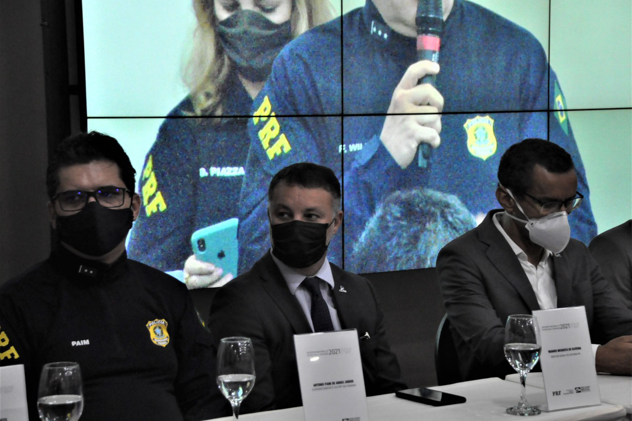 O secretário nacional de Trânsito, Frederico Carneiro, reuniu-se com representantes da Argentina e Paraguai, em Foz do Iguaçu, na tarde desta segunda-feira (18), para apresentar os aplicativos de documentos digitais. - Foz do Iguaçu, 19/10/2021 - Foto: Allan Marba/Detran-PR