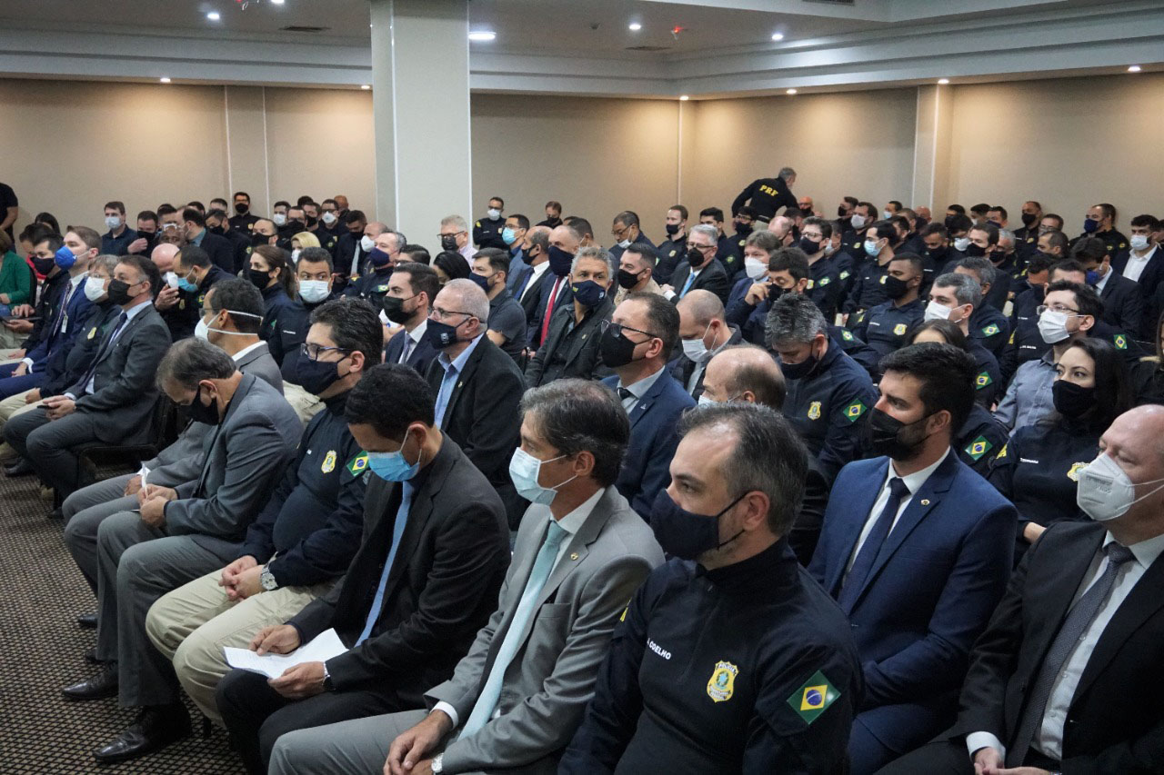 O secretário nacional de Trânsito, Frederico Carneiro, reuniu-se com representantes da Argentina e Paraguai, em Foz do Iguaçu, na tarde desta segunda-feira (18), para apresentar os aplicativos de documentos digitais. - Foz do Iguaçu, 19/10/2021 - Foto: Allan Marba/Detran-PR