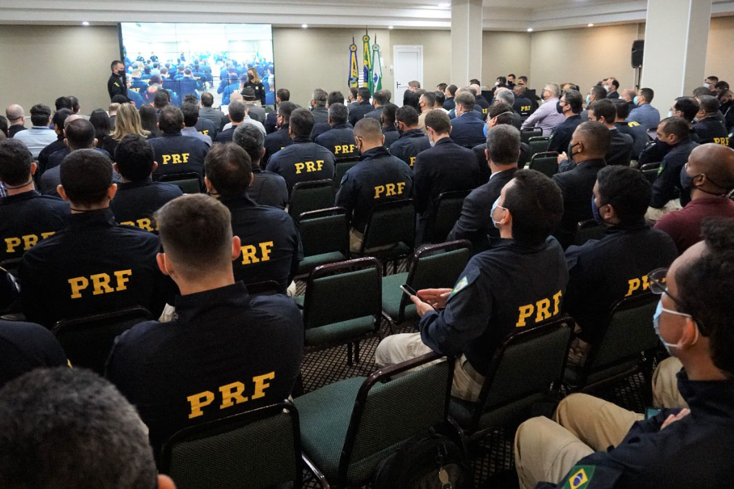 O secretário nacional de Trânsito, Frederico Carneiro, reuniu-se com representantes da Argentina e Paraguai, em Foz do Iguaçu, na tarde desta segunda-feira (18), para apresentar os aplicativos de documentos digitais. - Foz do Iguaçu, 19/10/2021 - Foto: Allan Marba/Detran-PR