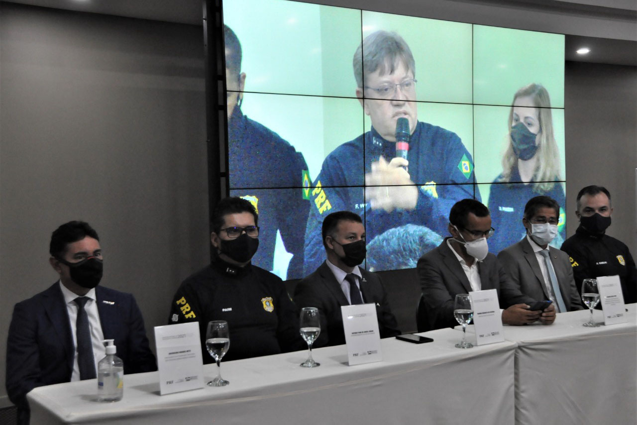 O secretário nacional de Trânsito, Frederico Carneiro, reuniu-se com representantes da Argentina e Paraguai, em Foz do Iguaçu, na tarde desta segunda-feira (18), para apresentar os aplicativos de documentos digitais. - Foz do Iguaçu, 19/10/2021 - Foto: Allan Marba/Detran-PR