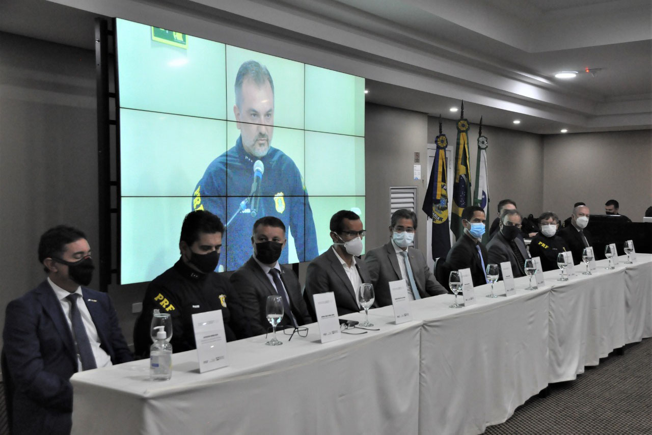 O secretário nacional de Trânsito, Frederico Carneiro, reuniu-se com representantes da Argentina e Paraguai, em Foz do Iguaçu, na tarde desta segunda-feira (18), para apresentar os aplicativos de documentos digitais. - Foz do Iguaçu, 19/10/2021 - Foto: Allan Marba/Detran-PR