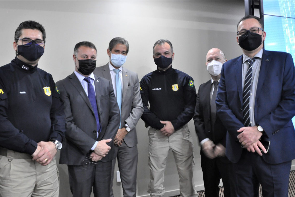 O secretário nacional de Trânsito, Frederico Carneiro, reuniu-se com representantes da Argentina e Paraguai, em Foz do Iguaçu, na tarde desta segunda-feira (18), para apresentar os aplicativos de documentos digitais. - Foz do Iguaçu, 19/10/2021 - Foto: Allan Marba/Detran-PR