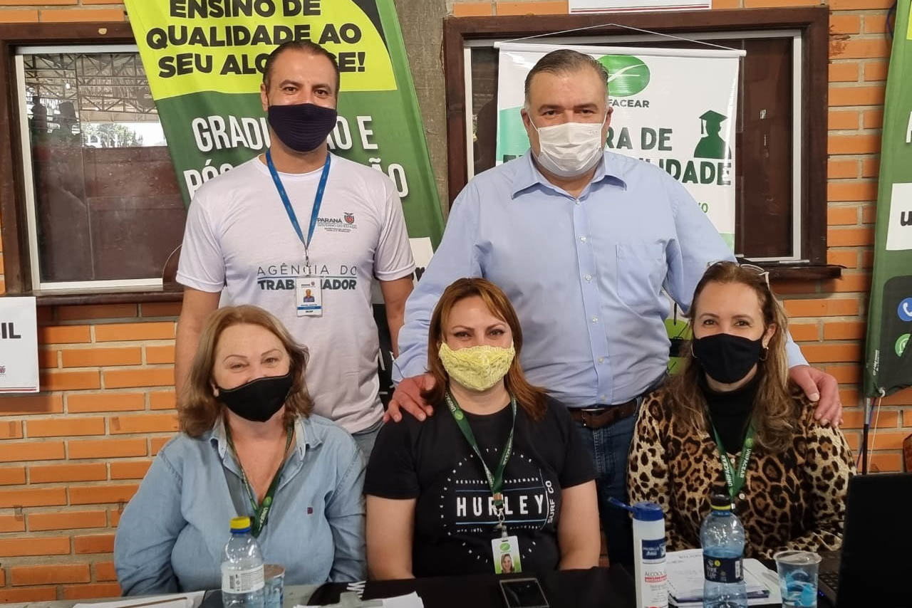 Mais de 900 pessoas saíram empregadas do mutirão de empregos, realizado nesta sexta-feira (22) no bairro de Santa Felicidade, em Curitiba. Foram cerca de 1.600 vagas com carteira assinada oferecidas pelas 40 empresas presentes ao evento. - Curitiba, 22/10/2021 - Foto: SEJUF