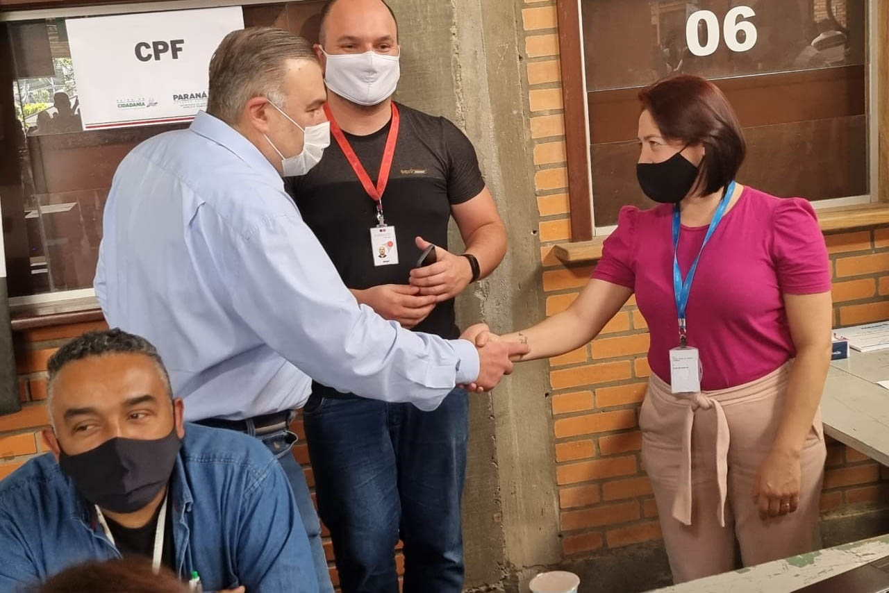 Mais de 900 pessoas saíram empregadas do mutirão de empregos, realizado nesta sexta-feira (22) no bairro de Santa Felicidade, em Curitiba. Foram cerca de 1.600 vagas com carteira assinada oferecidas pelas 40 empresas presentes ao evento. - Curitiba, 22/10/2021 - Foto: SEJUF