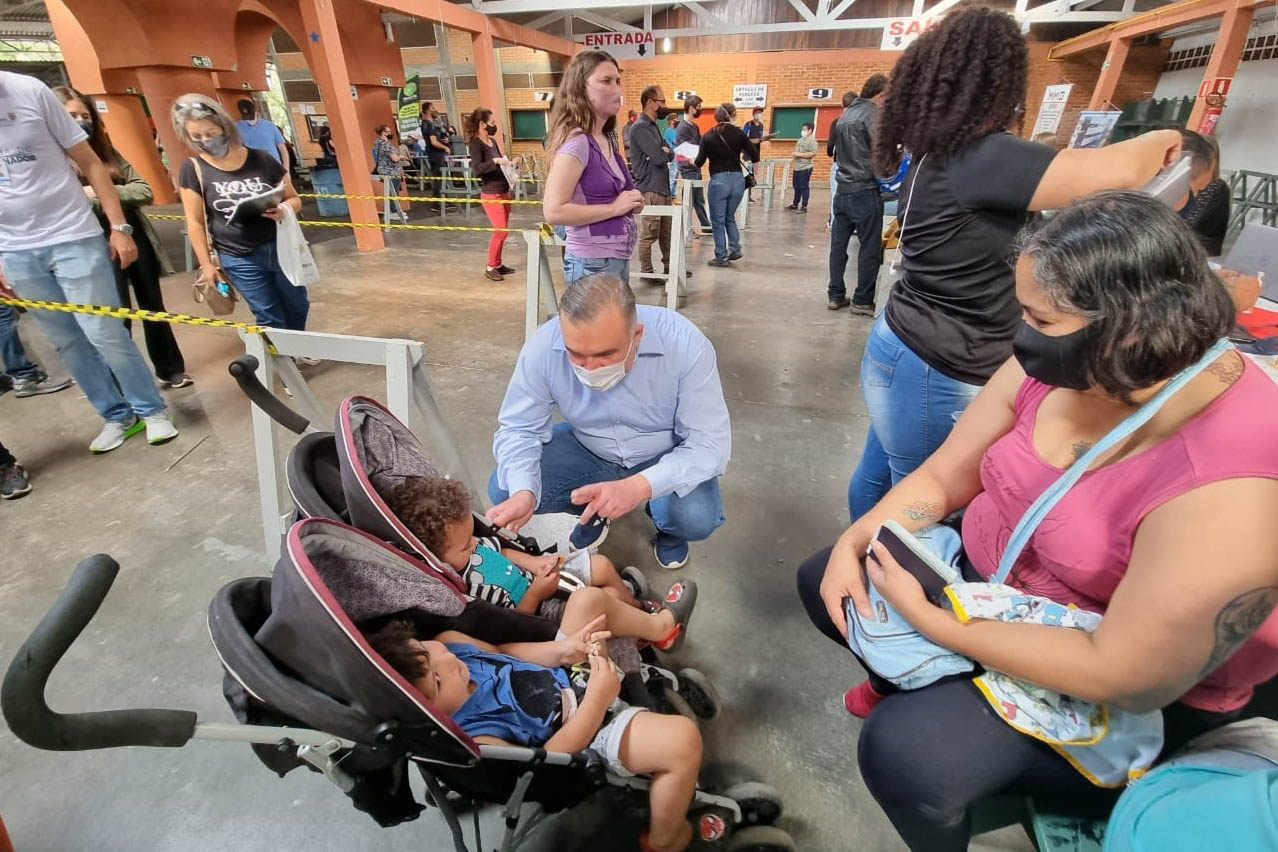 Mais de 900 pessoas saíram empregadas do mutirão de empregos, realizado nesta sexta-feira (22) no bairro de Santa Felicidade, em Curitiba. Foram cerca de 1.600 vagas com carteira assinada oferecidas pelas 40 empresas presentes ao evento. - Curitiba, 22/10/2021 - Foto: SEJUF