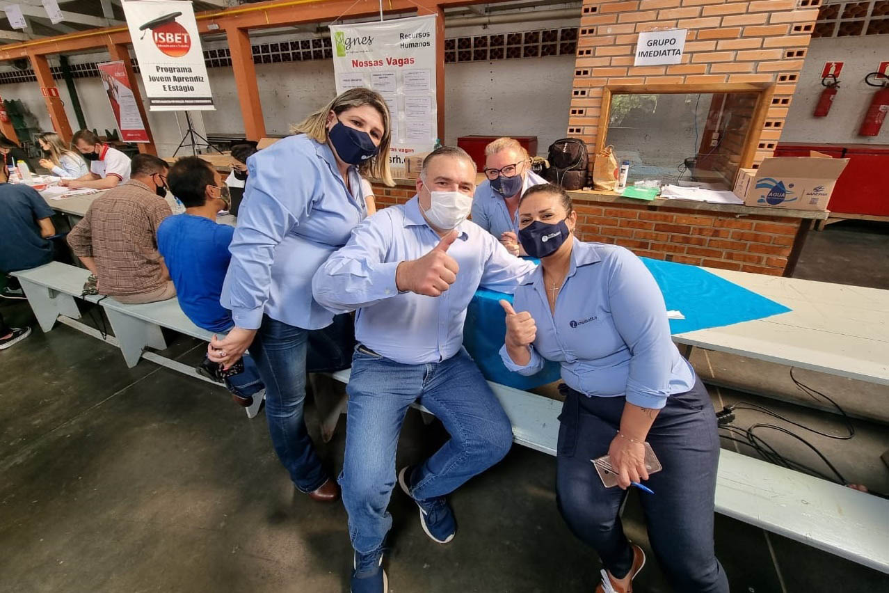 Mais de 900 pessoas saíram empregadas do mutirão de empregos, realizado nesta sexta-feira (22) no bairro de Santa Felicidade, em Curitiba. Foram cerca de 1.600 vagas com carteira assinada oferecidas pelas 40 empresas presentes ao evento. - Curitiba, 22/10/2021 - Foto: SEJUF