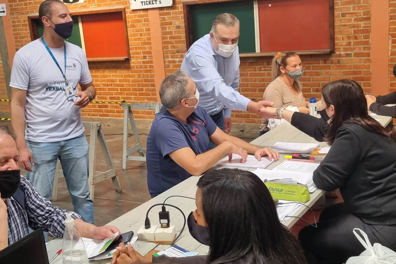 Mais de 900 pessoas saíram empregadas do mutirão de empregos, realizado nesta sexta-feira (22) no bairro de Santa Felicidade, em Curitiba. Foram cerca de 1.600 vagas com carteira assinada oferecidas pelas 40 empresas presentes ao evento. - Curitiba, 22/10/2021 - Foto: SEJUF