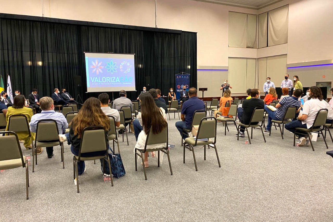 A Celepar assinou um termo de cooperação técnica com o Tribunal de Justiça do Estado do Paraná (TJPR) com o objetivo de promover uma troca de experiências entre as instituições, além de buscar soluções inovadoras na prestação de serviços judiciários. A assinatura ocorreu durante o evento Valorização - Jornada de Ideação da Magistratura com Foco no Trabalho de Direção do Fórum, em Foz do Iguaçu. -  Foz do Iguaçu, 22/10/2021 - Foto: Celepar