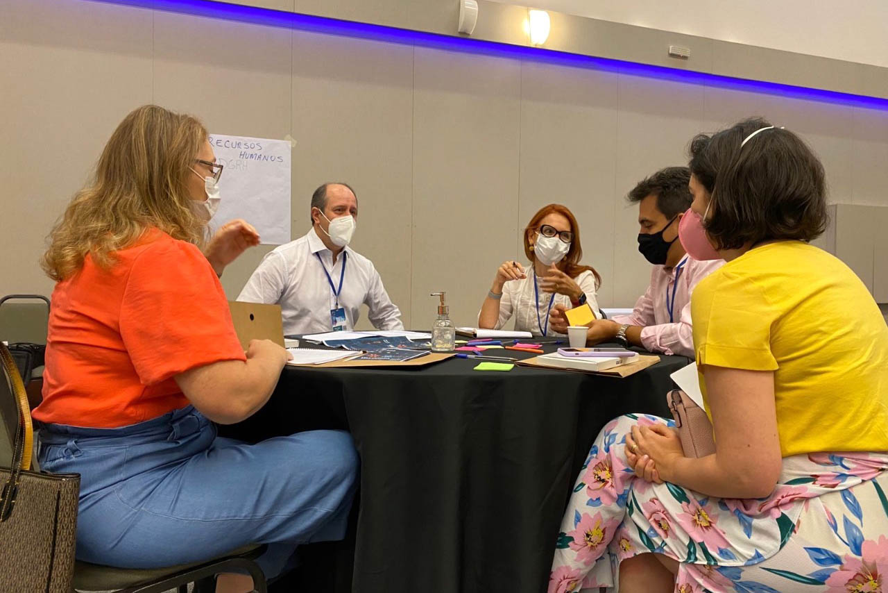 A Celepar assinou um termo de cooperação técnica com o Tribunal de Justiça do Estado do Paraná (TJPR) com o objetivo de promover uma troca de experiências entre as instituições, além de buscar soluções inovadoras na prestação de serviços judiciários. A assinatura ocorreu durante o evento Valorização - Jornada de Ideação da Magistratura com Foco no Trabalho de Direção do Fórum, em Foz do Iguaçu. -  Foz do Iguaçu, 22/10/2021 - Foto: Celepar