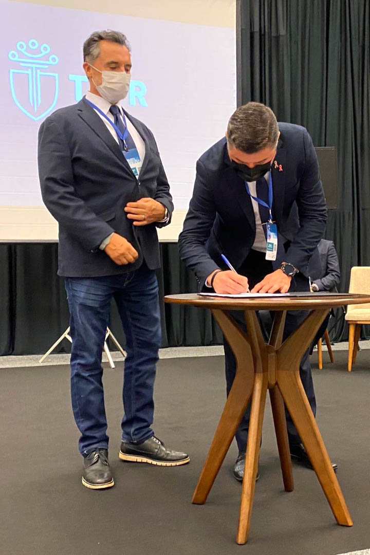 A Celepar assinou um termo de cooperação técnica com o Tribunal de Justiça do Estado do Paraná (TJPR) com o objetivo de promover uma troca de experiências entre as instituições, além de buscar soluções inovadoras na prestação de serviços judiciários. A assinatura ocorreu durante o evento Valorização - Jornada de Ideação da Magistratura com Foco no Trabalho de Direção do Fórum, em Foz do Iguaçu. -  Foz do Iguaçu, 22/10/2021 - Foto: Celepar