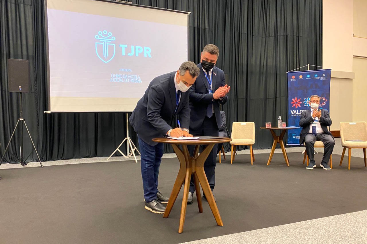 A Celepar assinou um termo de cooperação técnica com o Tribunal de Justiça do Estado do Paraná (TJPR) com o objetivo de promover uma troca de experiências entre as instituições, além de buscar soluções inovadoras na prestação de serviços judiciários. A assinatura ocorreu durante o evento Valorização - Jornada de Ideação da Magistratura com Foco no Trabalho de Direção do Fórum, em Foz do Iguaçu. -  Foz do Iguaçu, 22/10/2021 - Foto: Celepar