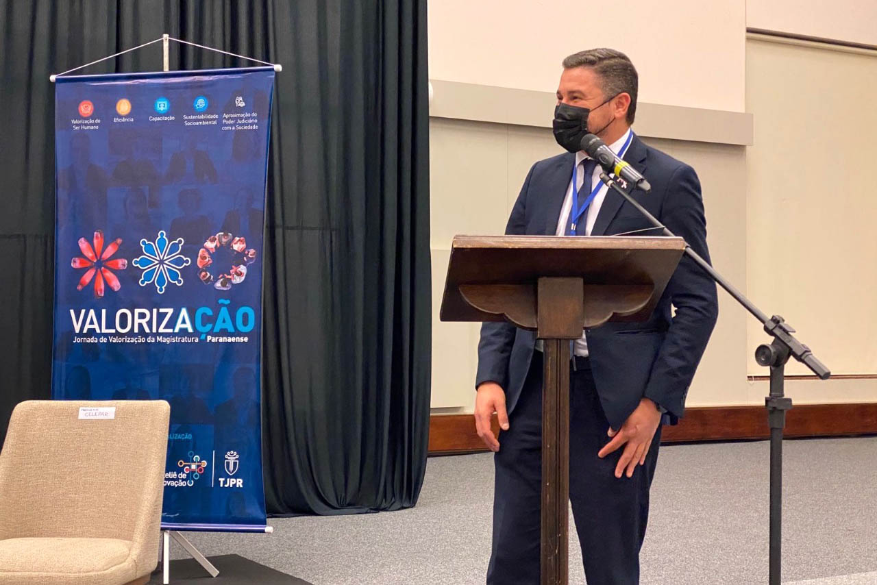 A Celepar assinou um termo de cooperação técnica com o Tribunal de Justiça do Estado do Paraná (TJPR) com o objetivo de promover uma troca de experiências entre as instituições, além de buscar soluções inovadoras na prestação de serviços judiciários. A assinatura ocorreu durante o evento Valorização - Jornada de Ideação da Magistratura com Foco no Trabalho de Direção do Fórum, em Foz do Iguaçu. -  Foz do Iguaçu, 22/10/2021 - Foto: Celepar