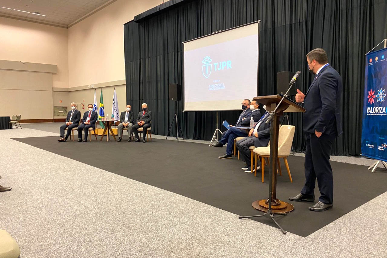 A Celepar assinou um termo de cooperação técnica com o Tribunal de Justiça do Estado do Paraná (TJPR) com o objetivo de promover uma troca de experiências entre as instituições, além de buscar soluções inovadoras na prestação de serviços judiciários. A assinatura ocorreu durante o evento Valorização - Jornada de Ideação da Magistratura com Foco no Trabalho de Direção do Fórum, em Foz do Iguaçu. -  Foz do Iguaçu, 22/10/2021 - Foto: Celepar