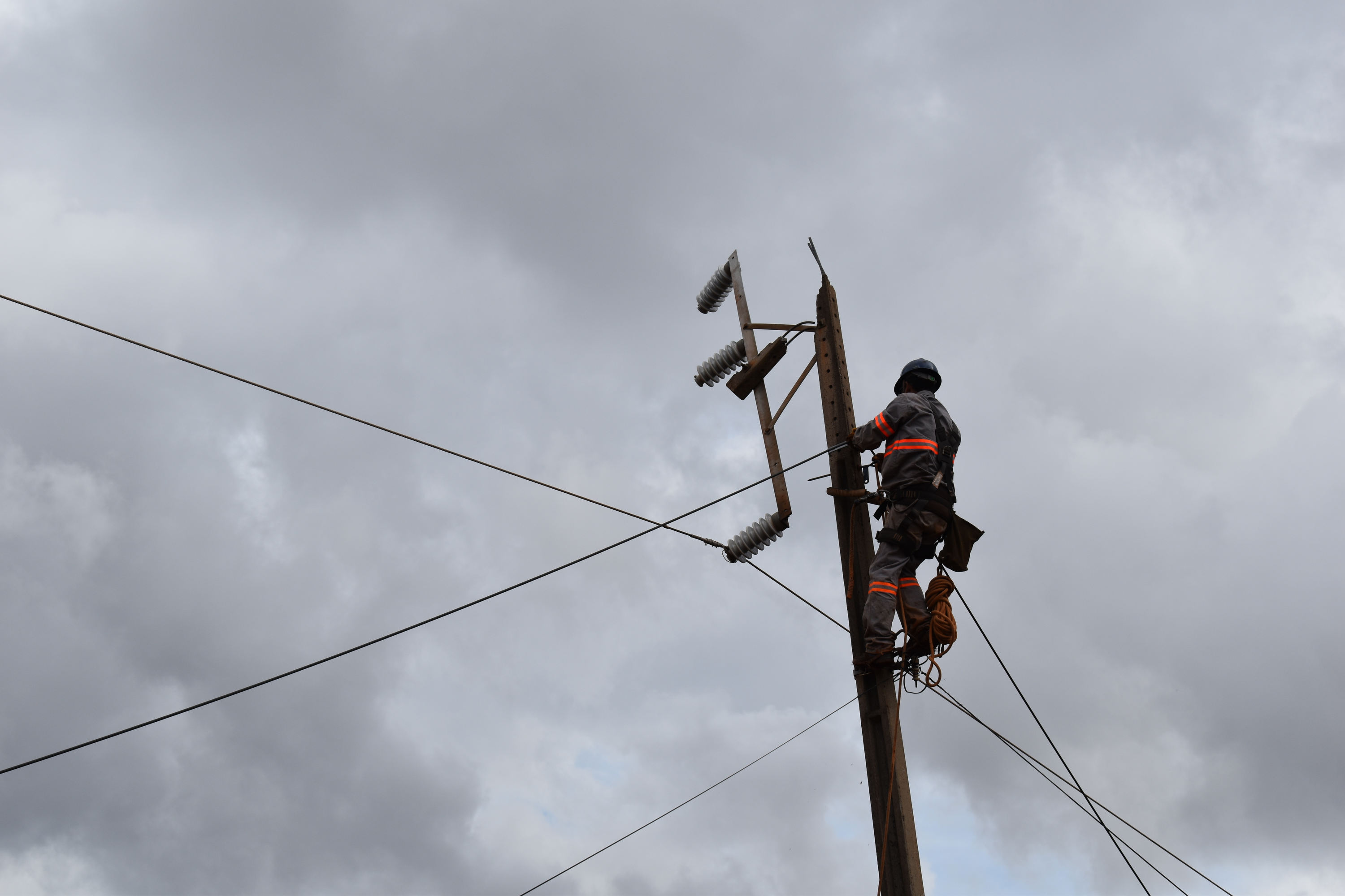 Copel avança na recomposição dos estragos causados pelo temporal. FOTO: Copel
