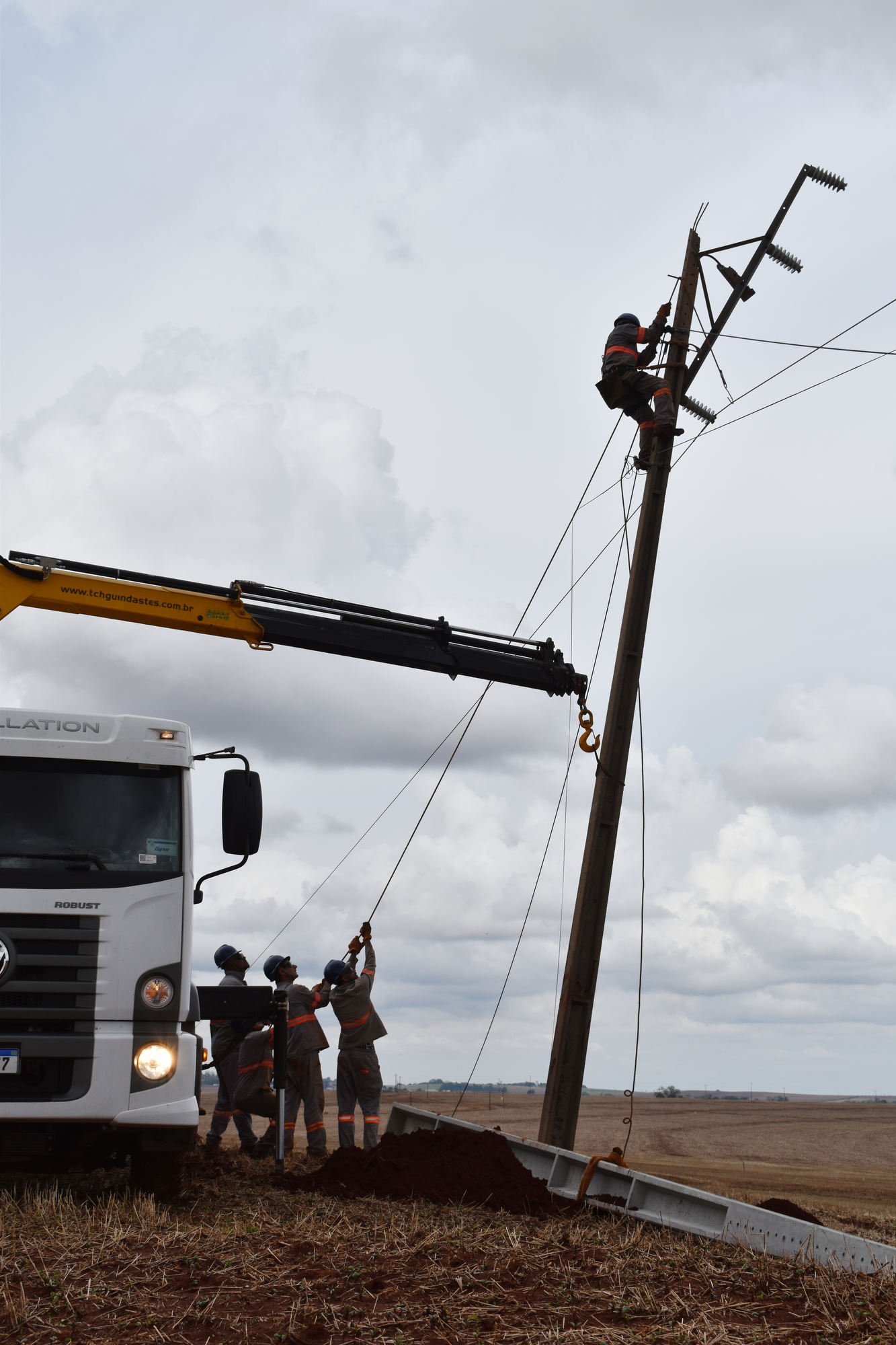Copel avança na recomposição dos estragos causados pelo temporal. FOTO: Copel