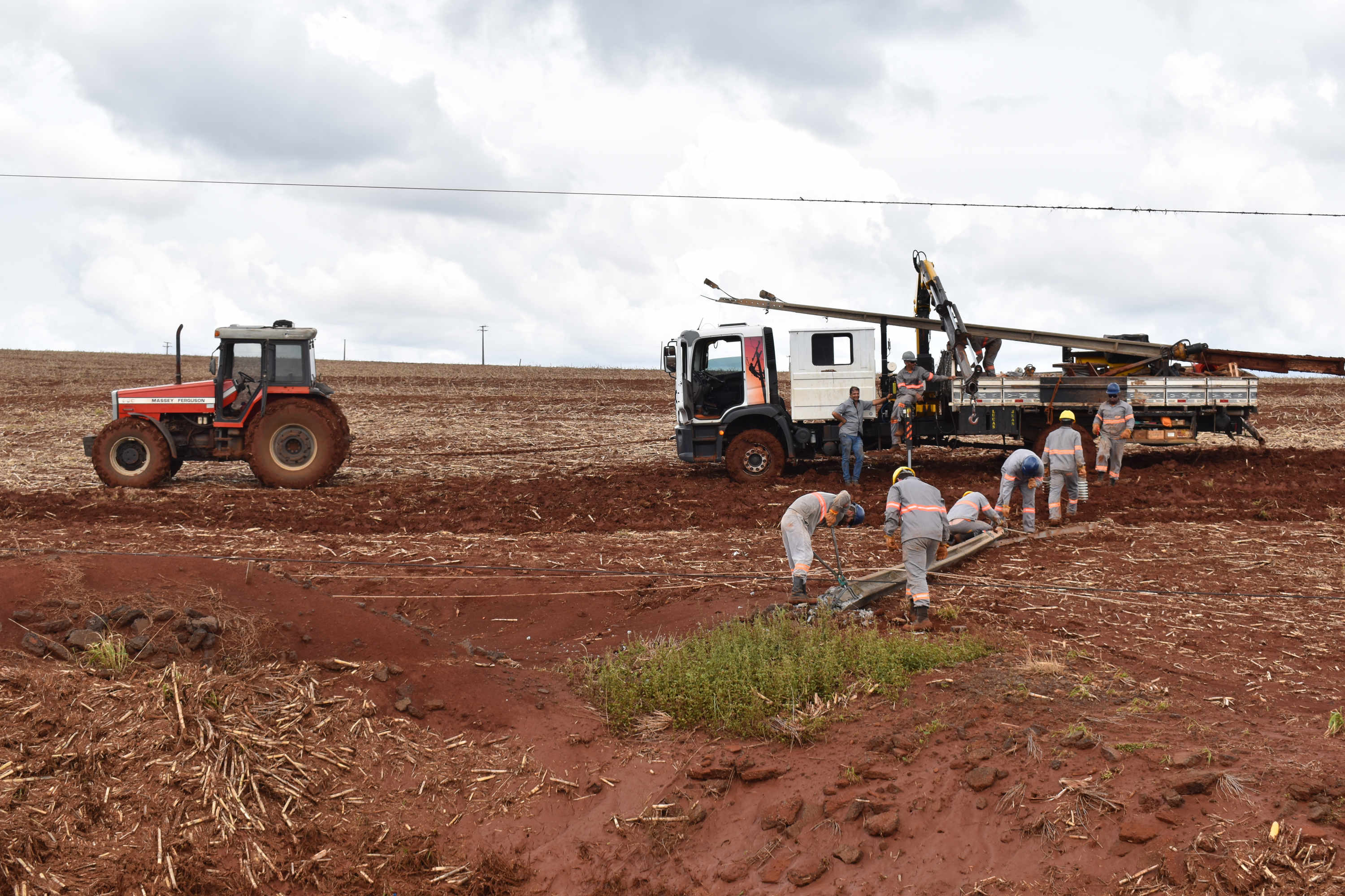 Copel avança na recomposição dos estragos causados pelo temporal. FOTO: Copel
