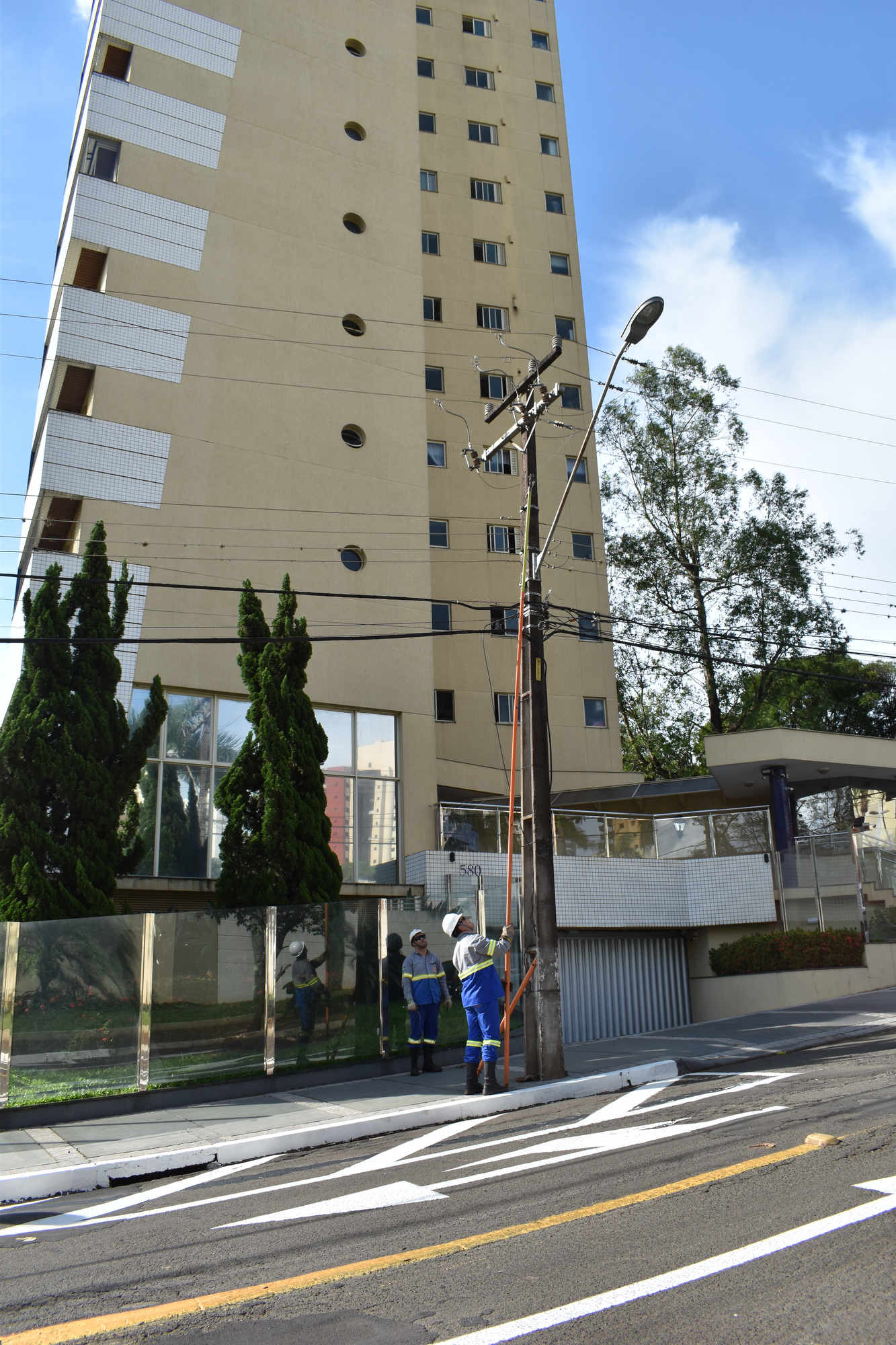 Copel avança na recomposição dos estragos causados pelo temporal. FOTO: Copel