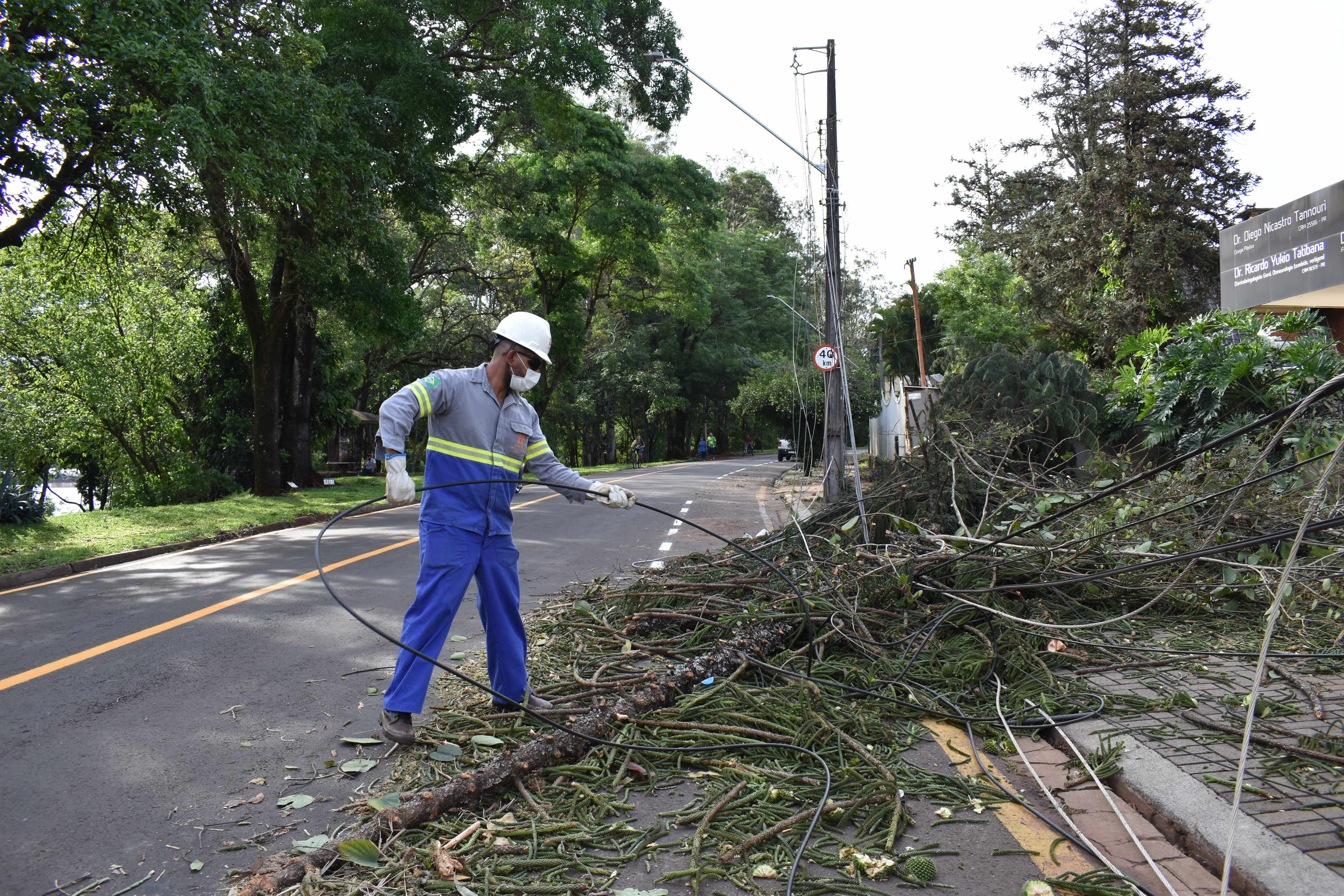 Copel avança na recomposição dos estragos causados pelo temporal. FOTO: Copel