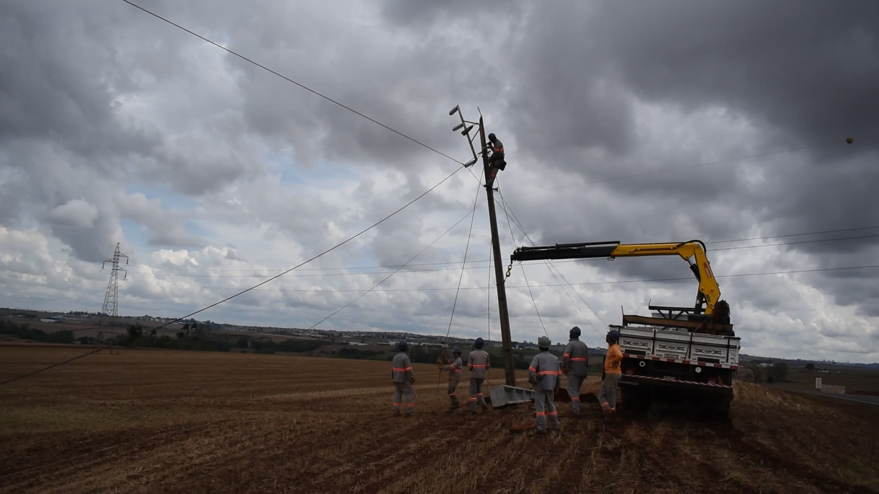 Copel avança na recomposição dos estragos causados pelo temporal. FOTO: Copel
