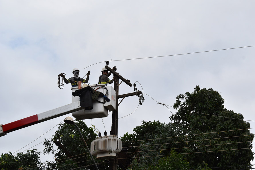Mais de 2 mil eletricistas estão mobilizados no enfrentamento do pior evento climático já enfrentado pela Copel no interior do Paraná. O temporal deste fim de semana só não foi mais grave que o ciclone-bomba ocorrido na região Leste, em junho de 2020: chegou a desligar 1,2 milhão de unidades consumidoras, alternadamente, durante a ocorrência das chuvas. - Curitiba, 26/10/2021 - Foto: Copel