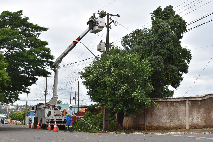 Mais de 2 mil eletricistas estão mobilizados no enfrentamento do pior evento climático já enfrentado pela Copel no interior do Paraná. O temporal deste fim de semana só não foi mais grave que o ciclone-bomba ocorrido na região Leste, em junho de 2020: chegou a desligar 1,2 milhão de unidades consumidoras, alternadamente, durante a ocorrência das chuvas. - Curitiba, 26/10/2021 - Foto: Copel