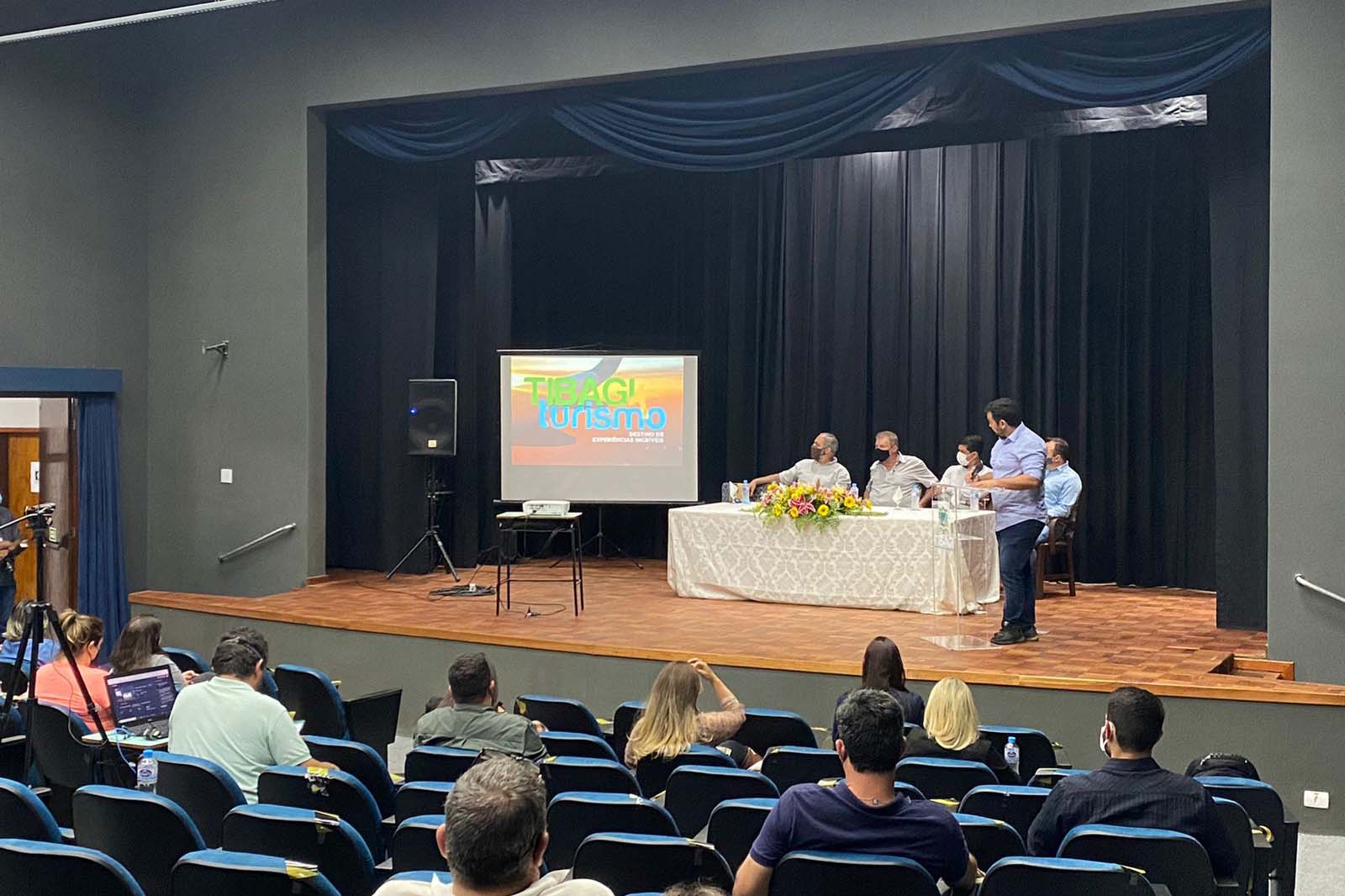 O projeto e as minutas de edital do Parque Estadual do Guartelá foram apresentados durante audiência pública realizada no município de Tibagi, nesta terça-feira (26). O evento também foi transmitido ao vivo e segue visível para a população no Youtube da Secretaria do Desenvolvimento Sustentável e do Turismo (Sedest). - Curitiba, 27/10/2021 - Foto: SEDEST