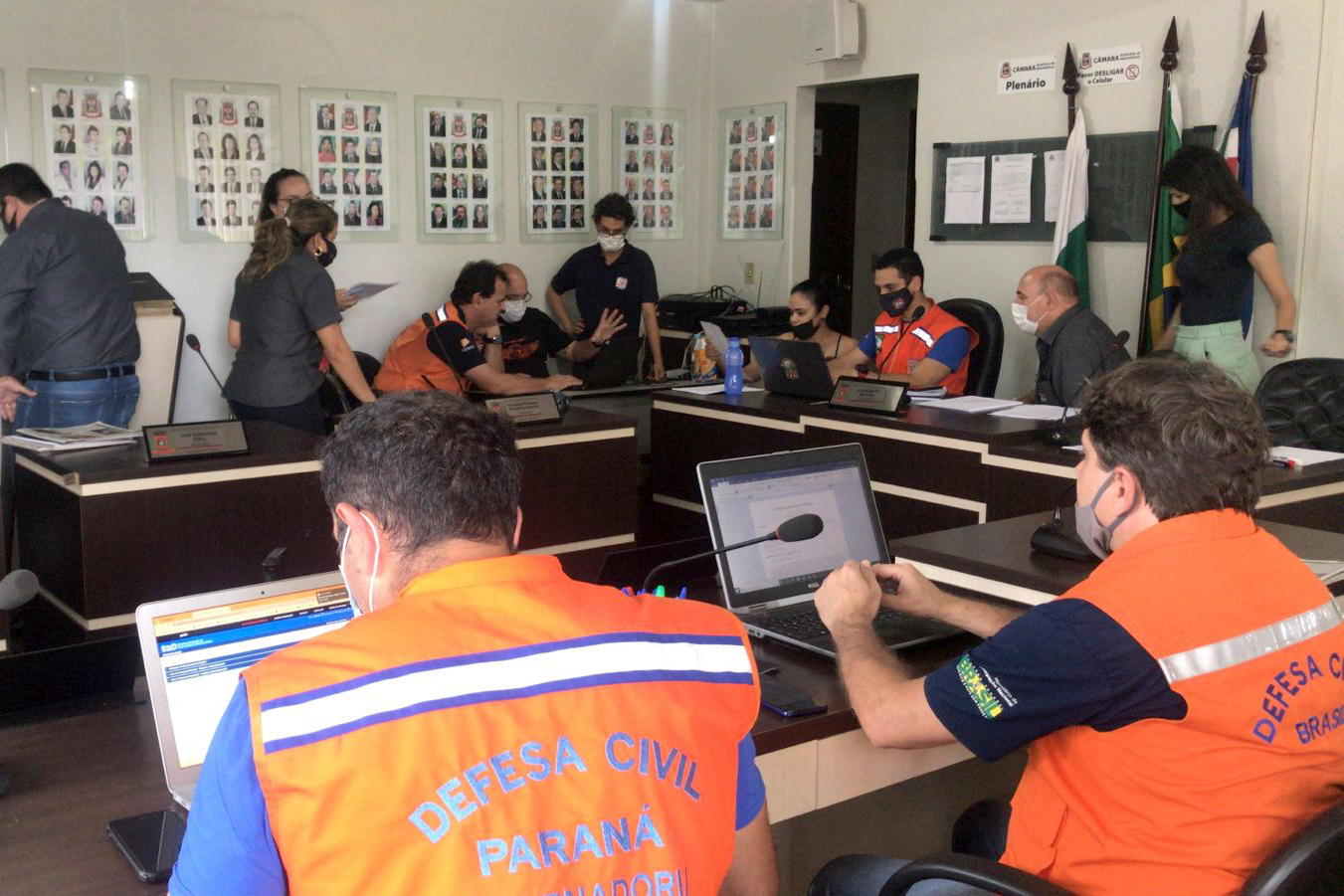 Mais de 35 mil pessoas de 69 municípios foram atingidas pelo temporal do final de semana.Para acompanhar a força-tarefa estabelecida no estado, o coordenador estadual da Defesa Civil, coronel Fernando Schunig, e o secretário Nacional de Proteção e Defesa Civil, Alexandre Lucas Alves, visitaram, nesta terça (26) e quarta-feira (27) três dos municípios mais atingidos pelo temporal: Japurá e Rondon, ambos no Noroeste, e Foz do Iguaçu, no Oeste.  Foto: Defesa Civil