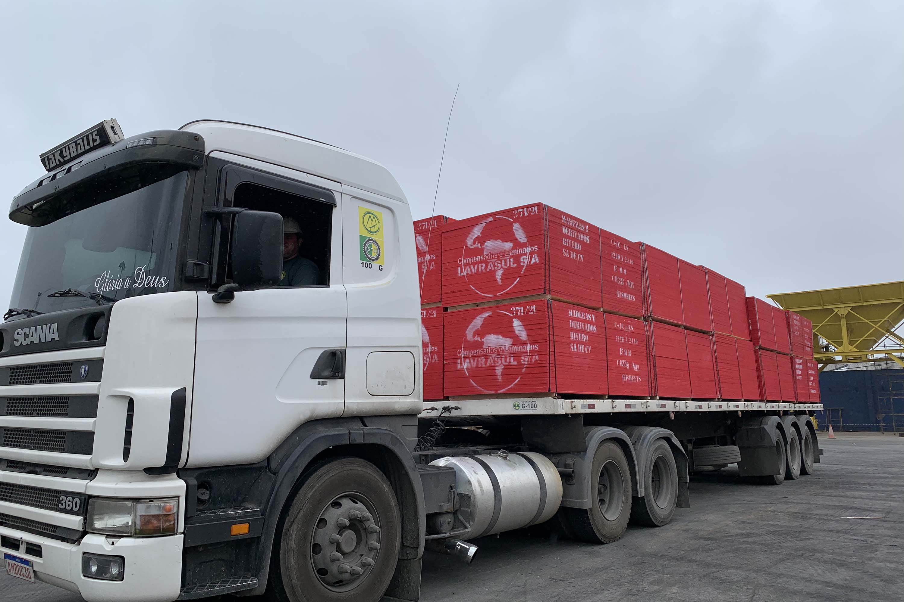 Nesta terça-feira (27), no Porto de Paranaguá, foi realizado mais um embarque de madeira em um navio do tipo roll on-roll off (Ro-ro). Esta é a segunda vez, na atualidade, que a embarcação - geralmente destinada para o transporte de veículos, projetos e maquinários -  é utilizada para essa carga geral.  -  Curitiba, 27/10/2021 - Foto: Nájia Furlan/Portos do Paraná