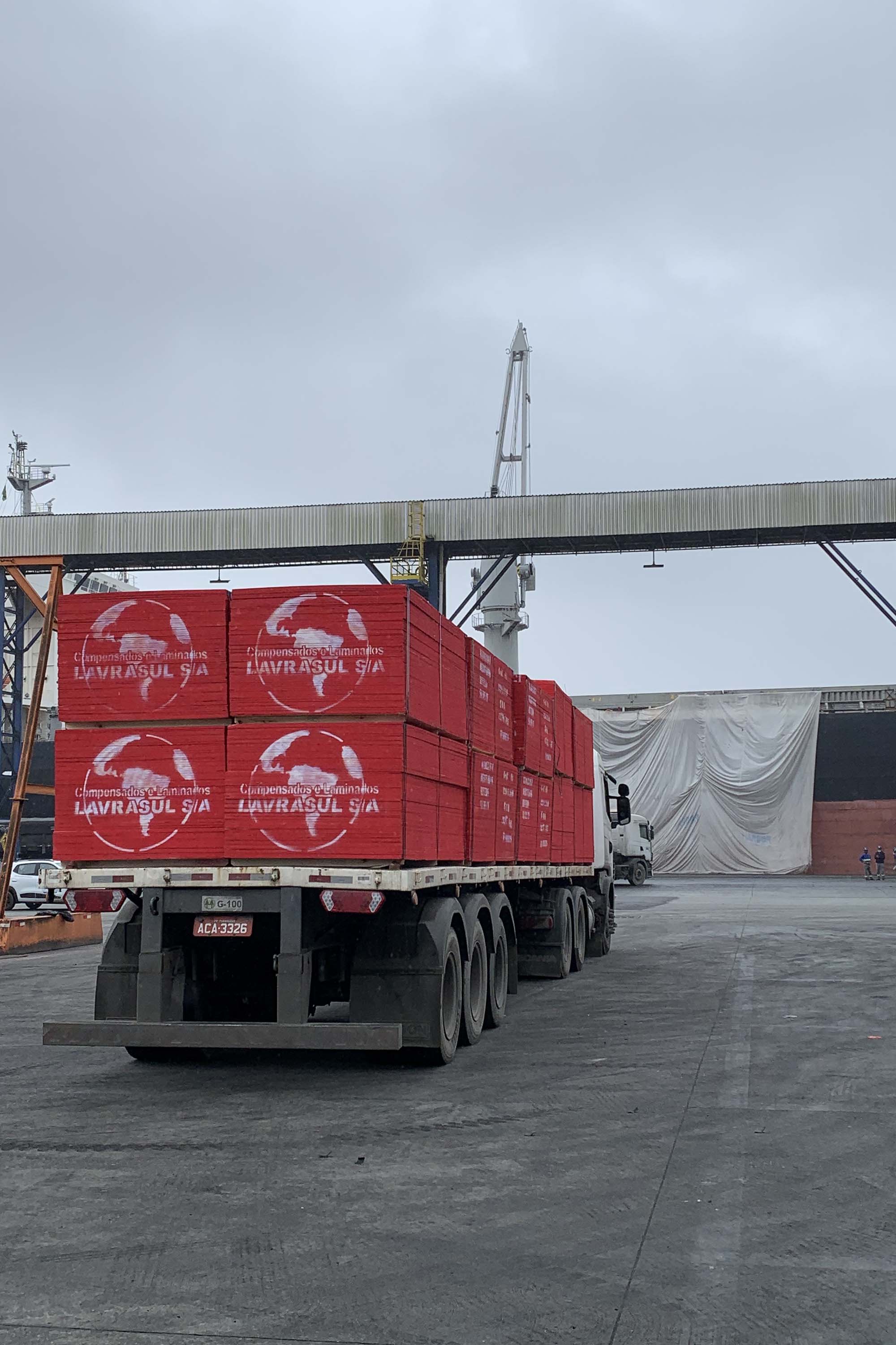 Nesta terça-feira (27), no Porto de Paranaguá, foi realizado mais um embarque de madeira em um navio do tipo roll on-roll off (Ro-ro). Esta é a segunda vez, na atualidade, que a embarcação - geralmente destinada para o transporte de veículos, projetos e maquinários -  é utilizada para essa carga geral.  -  Curitiba, 27/10/2021 - Foto: Nájia Furlan/Portos do Paraná