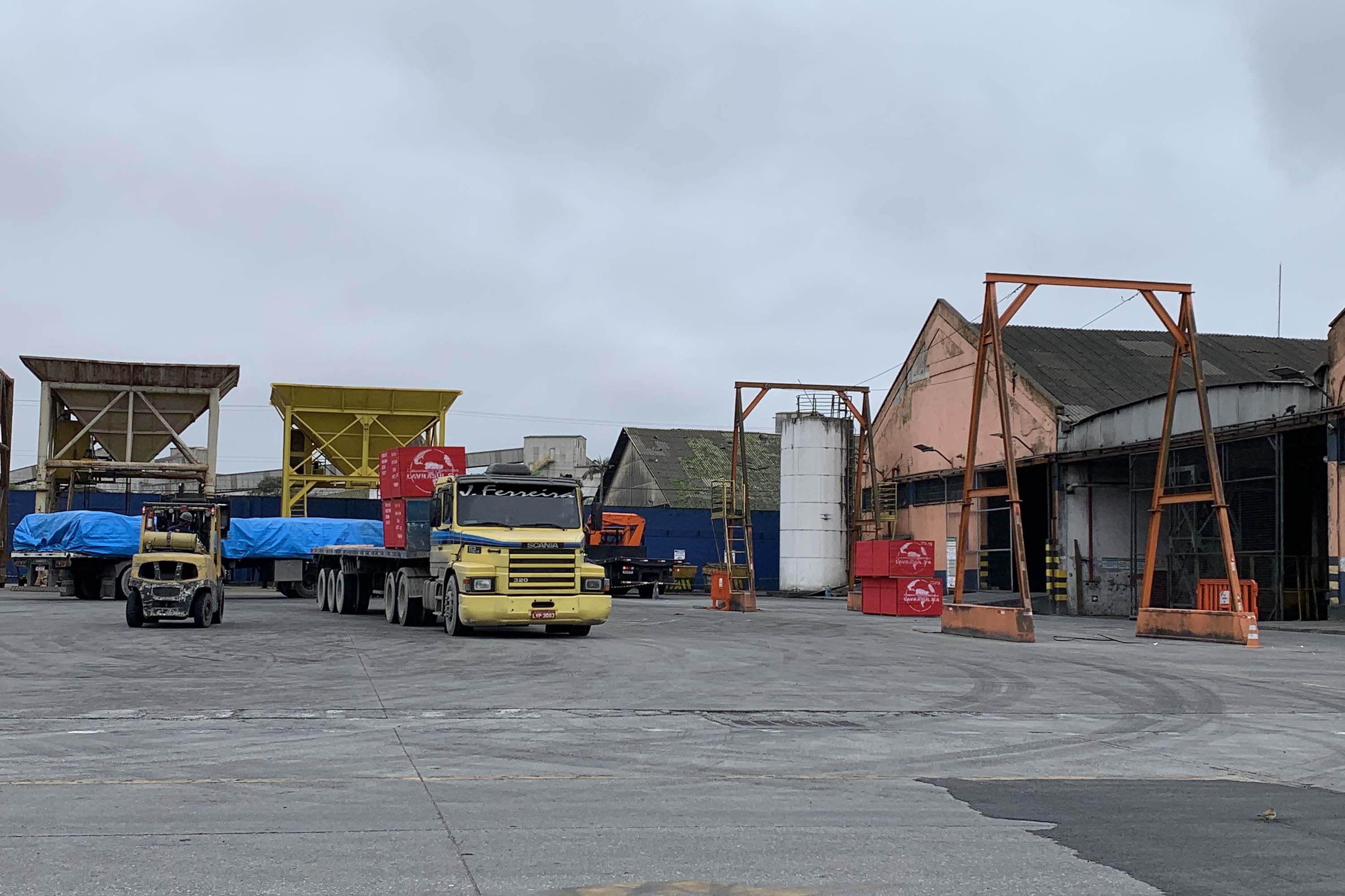 Nesta terça-feira (27), no Porto de Paranaguá, foi realizado mais um embarque de madeira em um navio do tipo roll on-roll off (Ro-ro). Esta é a segunda vez, na atualidade, que a embarcação - geralmente destinada para o transporte de veículos, projetos e maquinários -  é utilizada para essa carga geral.  -  Curitiba, 27/10/2021 - Foto: Nájia Furlan/Portos do Paraná
