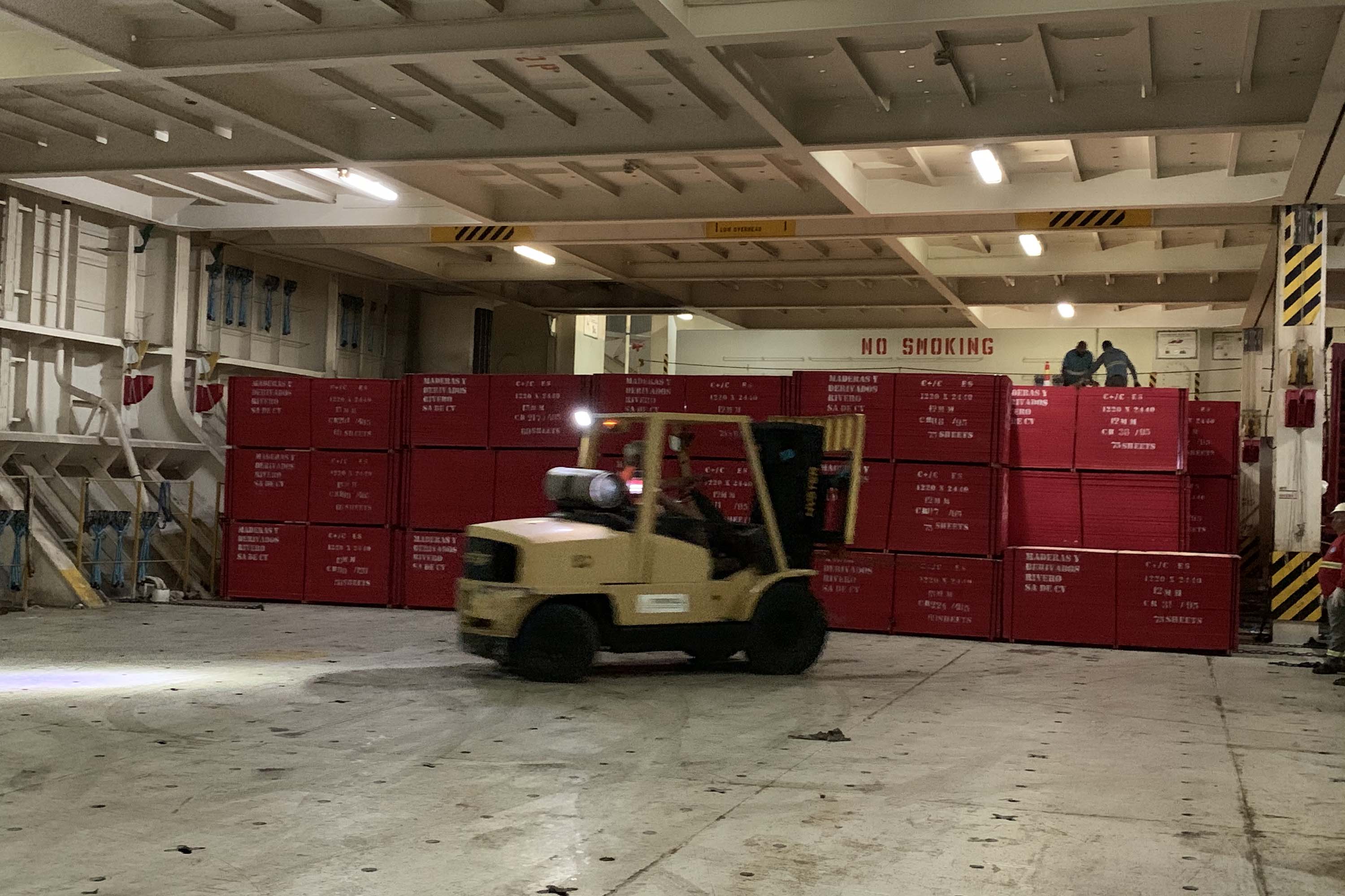 Nesta terça-feira (27), no Porto de Paranaguá, foi realizado mais um embarque de madeira em um navio do tipo roll on-roll off (Ro-ro). Esta é a segunda vez, na atualidade, que a embarcação - geralmente destinada para o transporte de veículos, projetos e maquinários -  é utilizada para essa carga geral.  -  Curitiba, 27/10/2021 - Foto: Nájia Furlan/Portos do Paraná