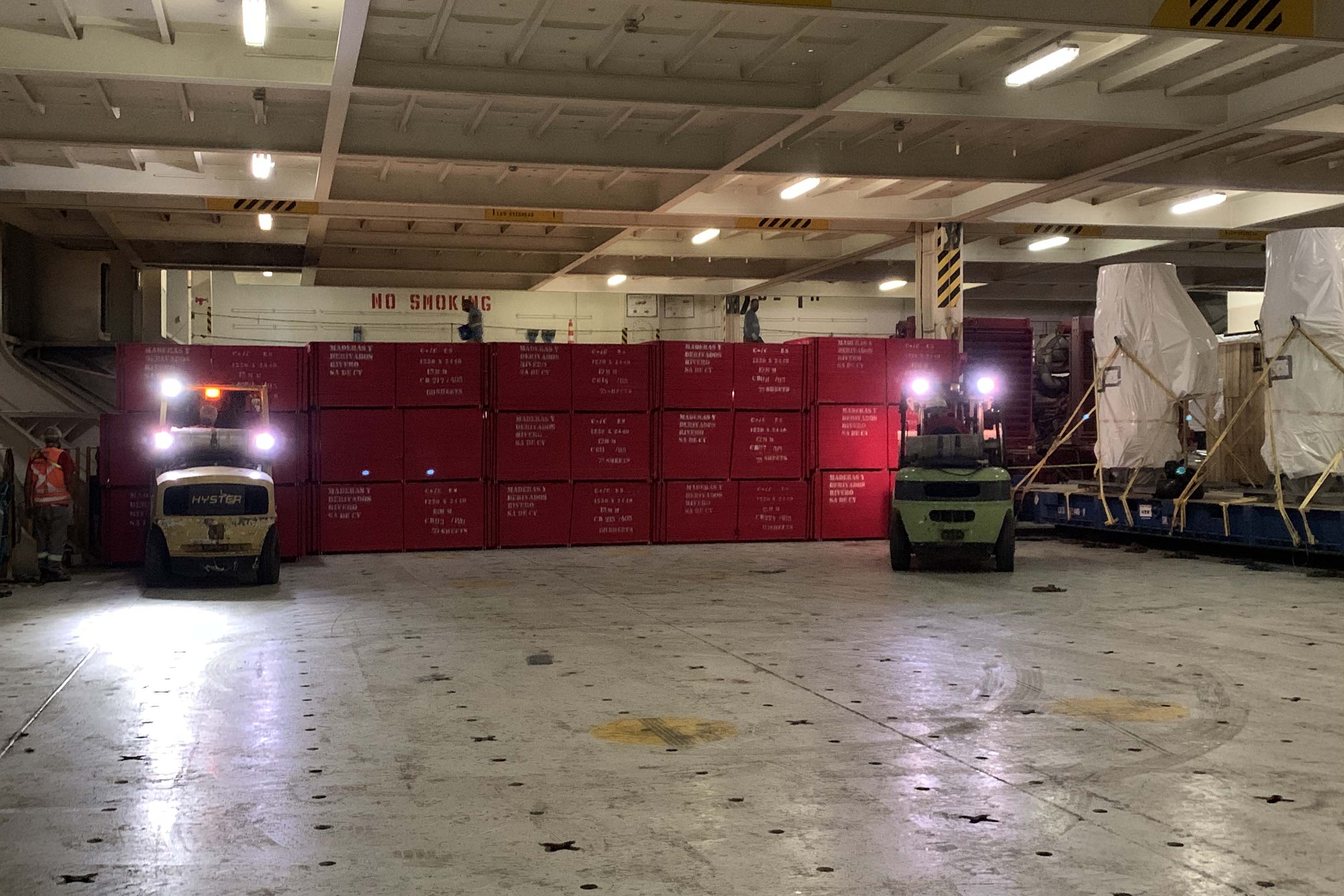 Nesta terça-feira (27), no Porto de Paranaguá, foi realizado mais um embarque de madeira em um navio do tipo roll on-roll off (Ro-ro). Esta é a segunda vez, na atualidade, que a embarcação - geralmente destinada para o transporte de veículos, projetos e maquinários -  é utilizada para essa carga geral.  -  Curitiba, 27/10/2021 - Foto: Nájia Furlan/Portos do Paraná