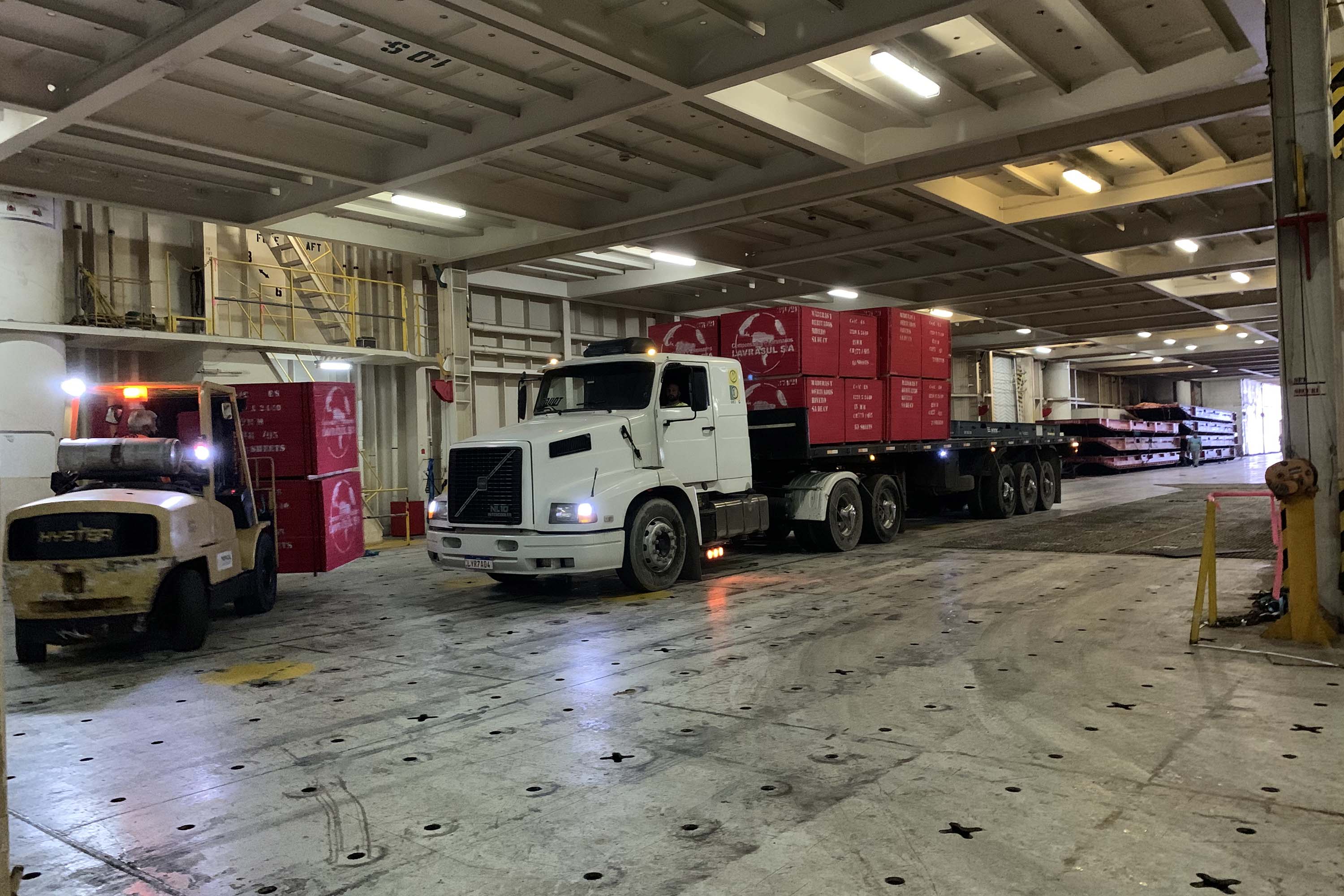 Nesta terça-feira (27), no Porto de Paranaguá, foi realizado mais um embarque de madeira em um navio do tipo roll on-roll off (Ro-ro). Esta é a segunda vez, na atualidade, que a embarcação - geralmente destinada para o transporte de veículos, projetos e maquinários -  é utilizada para essa carga geral.  -  Curitiba, 27/10/2021 - Foto: Nájia Furlan/Portos do Paraná