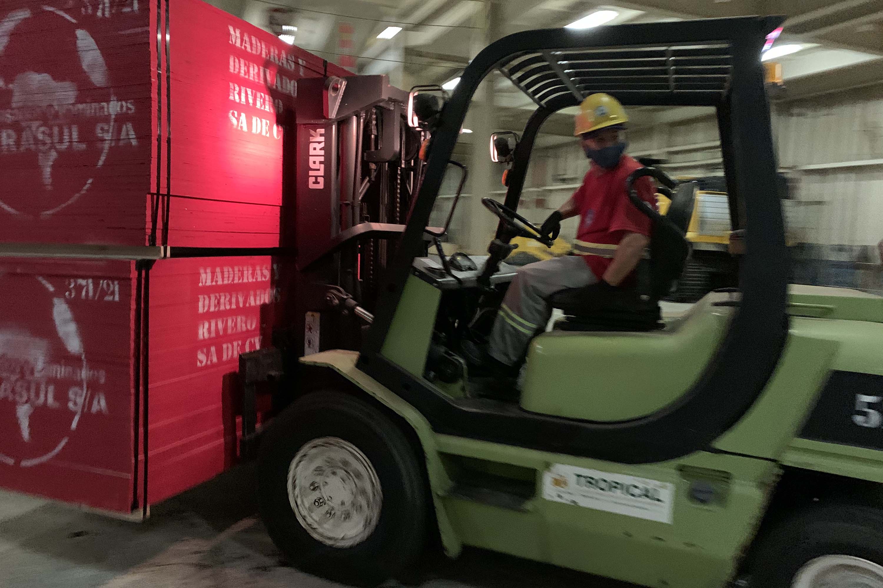 Nesta terça-feira (27), no Porto de Paranaguá, foi realizado mais um embarque de madeira em um navio do tipo roll on-roll off (Ro-ro). Esta é a segunda vez, na atualidade, que a embarcação - geralmente destinada para o transporte de veículos, projetos e maquinários -  é utilizada para essa carga geral.  -  Curitiba, 27/10/2021 - Foto: Nájia Furlan/Portos do Paraná