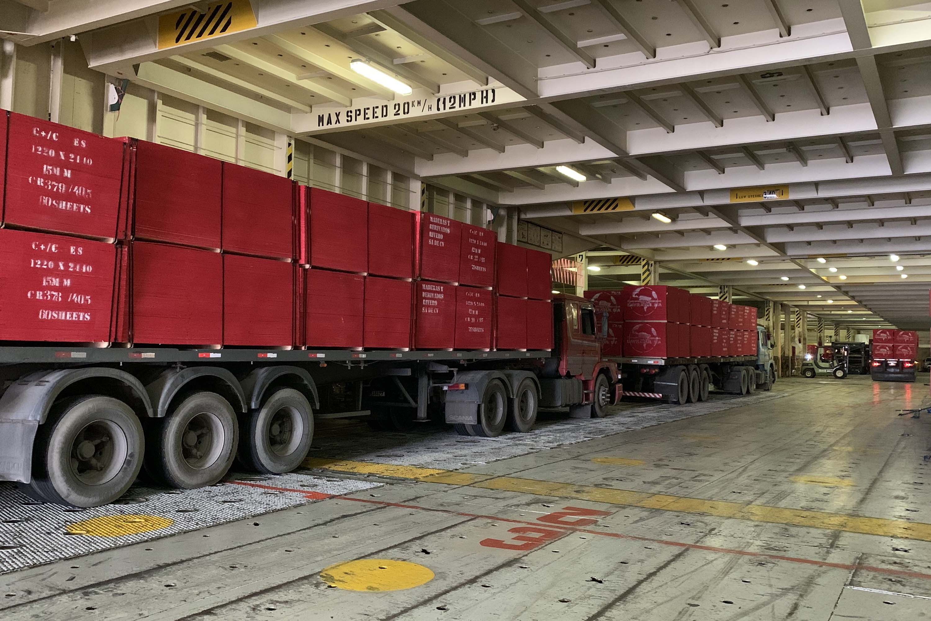 Nesta terça-feira (27), no Porto de Paranaguá, foi realizado mais um embarque de madeira em um navio do tipo roll on-roll off (Ro-ro). Esta é a segunda vez, na atualidade, que a embarcação - geralmente destinada para o transporte de veículos, projetos e maquinários -  é utilizada para essa carga geral.  -  Curitiba, 27/10/2021 - Foto: Nájia Furlan/Portos do Paraná