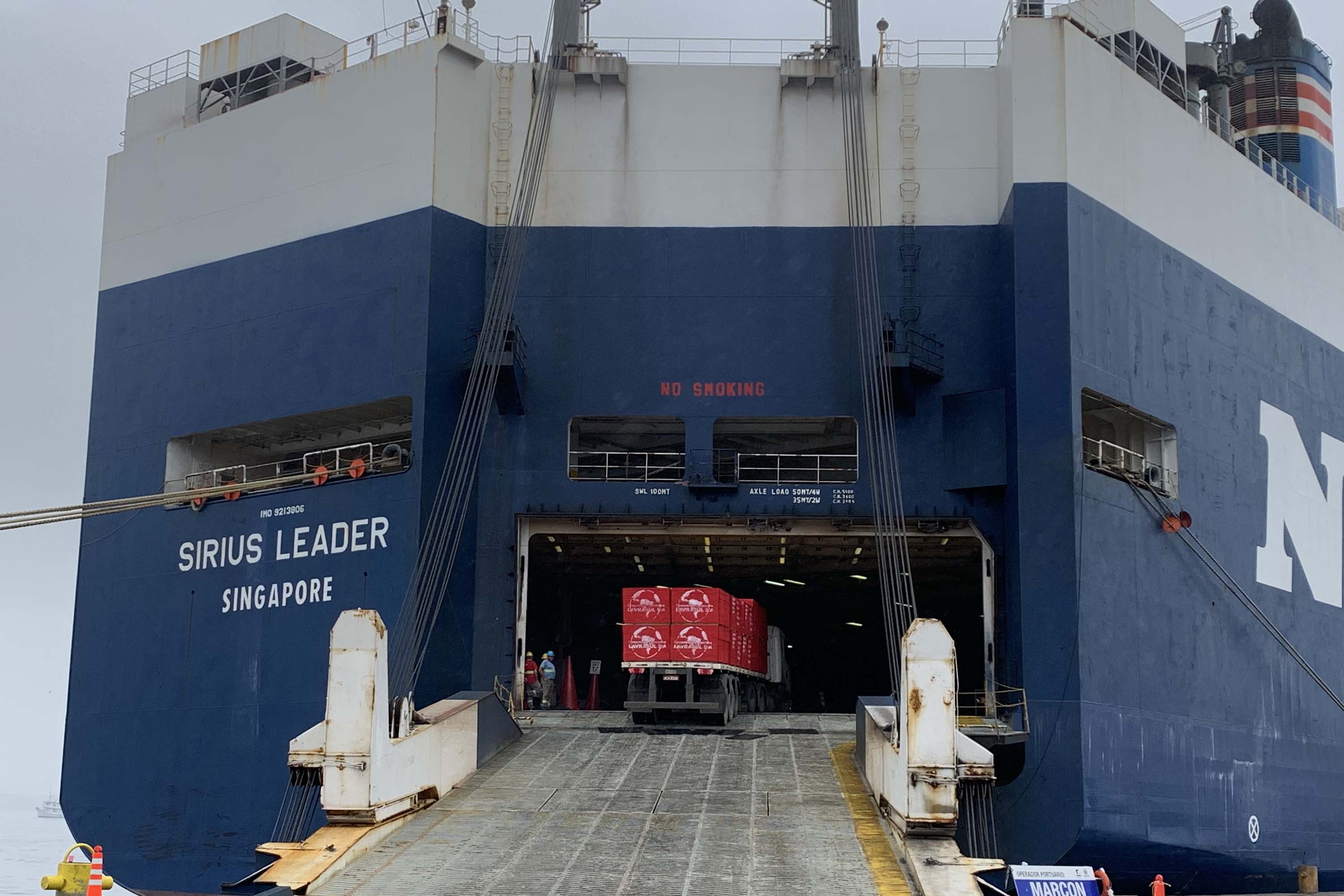 Nesta terça-feira (27), no Porto de Paranaguá, foi realizado mais um embarque de madeira em um navio do tipo roll on-roll off (Ro-ro). Esta é a segunda vez, na atualidade, que a embarcação - geralmente destinada para o transporte de veículos, projetos e maquinários -  é utilizada para essa carga geral.  -  Curitiba, 27/10/2021 - Foto: Nájia Furlan/Portos do Paraná
