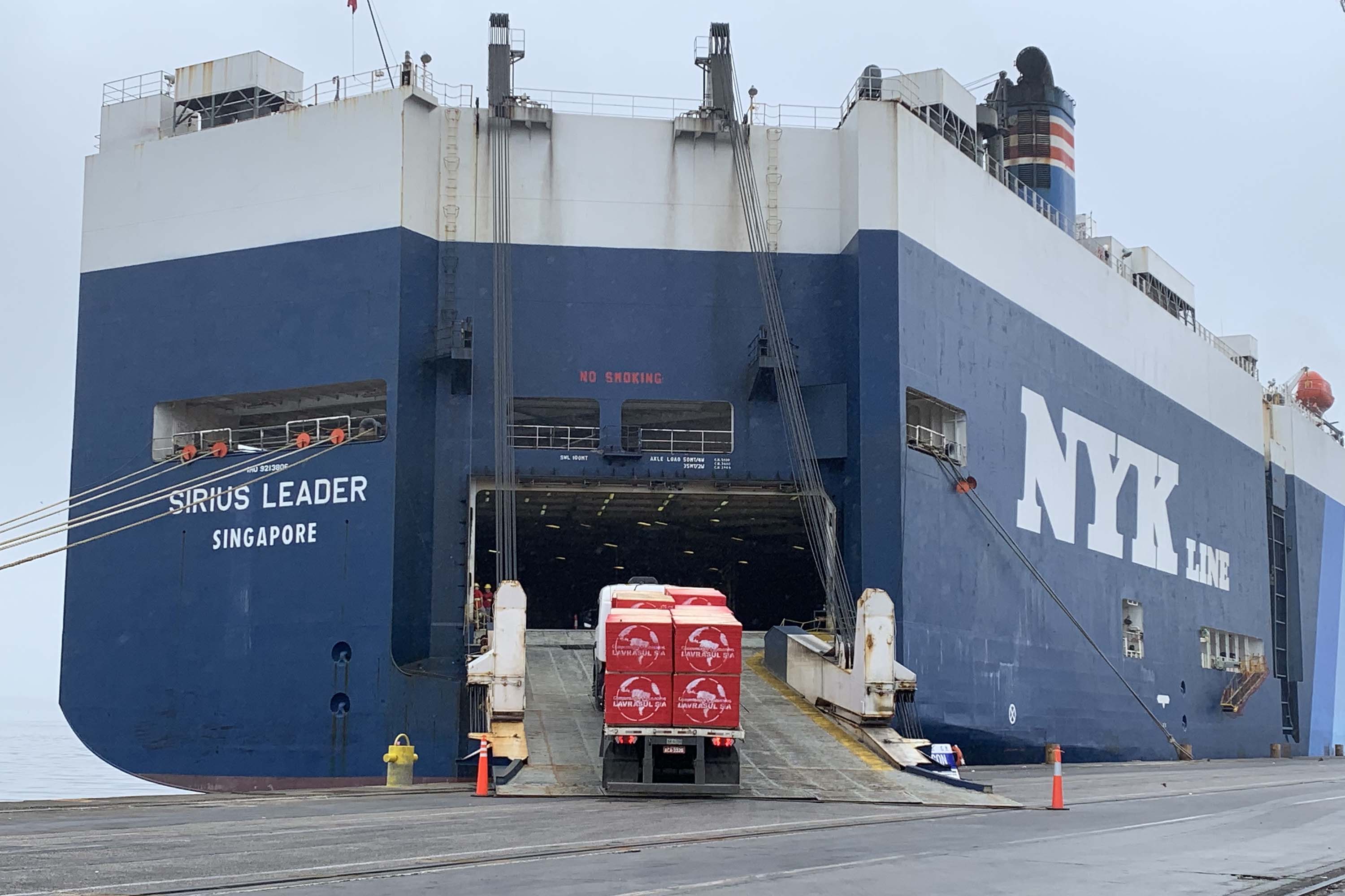 Nesta terça-feira (27), no Porto de Paranaguá, foi realizado mais um embarque de madeira em um navio do tipo roll on-roll off (Ro-ro). Esta é a segunda vez, na atualidade, que a embarcação - geralmente destinada para o transporte de veículos, projetos e maquinários -  é utilizada para essa carga geral.  -  Curitiba, 27/10/2021 - Foto: Nájia Furlan/Portos do Paraná