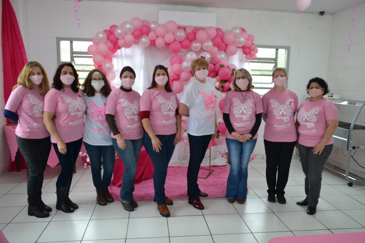 Setenta presas custodiadas na Penitenciária Feminina de Foz do Iguaçu ? Unidade de Progressão (PFF-UP) doaram seus cabelos para a confecção de perucas para mulheres em tratamento de câncer.  Os cortes foram feitos de forma voluntária pela equipe do Studio Vip, salão de beleza localizado em Santa Terezinha de Itaipu. Os cabelos serão doados ao setor de oncologia do Hospital Ministro Costa Cavalcanti, em Foz do Iguaçu. - Foz do Iguaçu, 28/10/2021 - Foto: Depen-Pr