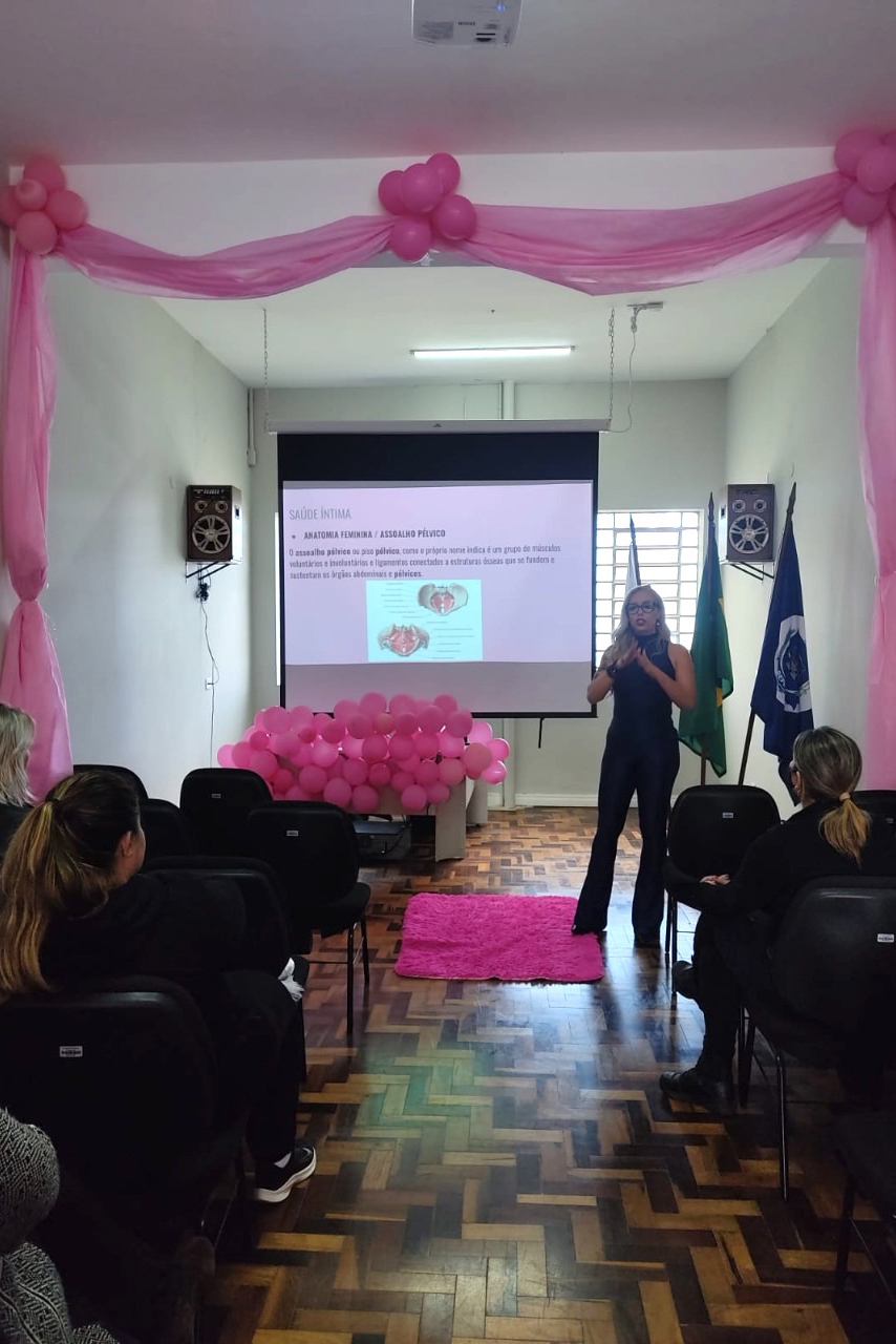 Setenta presas custodiadas na Penitenciária Feminina de Foz do Iguaçu ? Unidade de Progressão (PFF-UP) doaram seus cabelos para a confecção de perucas para mulheres em tratamento de câncer.  Os cortes foram feitos de forma voluntária pela equipe do Studio Vip, salão de beleza localizado em Santa Terezinha de Itaipu. Os cabelos serão doados ao setor de oncologia do Hospital Ministro Costa Cavalcanti, em Foz do Iguaçu. - Foz do Iguaçu, 28/10/2021 - Foto: Depen-Pr