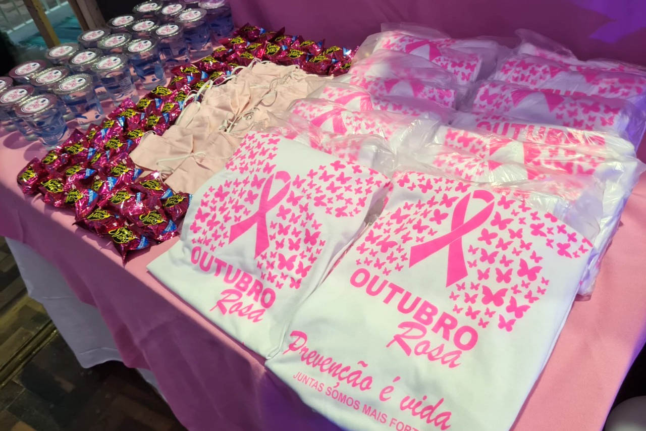 Setenta presas custodiadas na Penitenciária Feminina de Foz do Iguaçu ? Unidade de Progressão (PFF-UP) doaram seus cabelos para a confecção de perucas para mulheres em tratamento de câncer.  Os cortes foram feitos de forma voluntária pela equipe do Studio Vip, salão de beleza localizado em Santa Terezinha de Itaipu. Os cabelos serão doados ao setor de oncologia do Hospital Ministro Costa Cavalcanti, em Foz do Iguaçu. - Foz do Iguaçu, 28/10/2021 - Foto: Depen-Pr