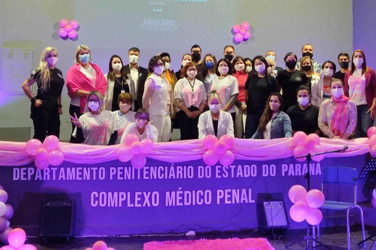 Setenta presas custodiadas na Penitenciária Feminina de Foz do Iguaçu ? Unidade de Progressão (PFF-UP) doaram seus cabelos para a confecção de perucas para mulheres em tratamento de câncer.  Os cortes foram feitos de forma voluntária pela equipe do Studio Vip, salão de beleza localizado em Santa Terezinha de Itaipu. Os cabelos serão doados ao setor de oncologia do Hospital Ministro Costa Cavalcanti, em Foz do Iguaçu. - Foz do Iguaçu, 28/10/2021 - Foto: Depen-Pr