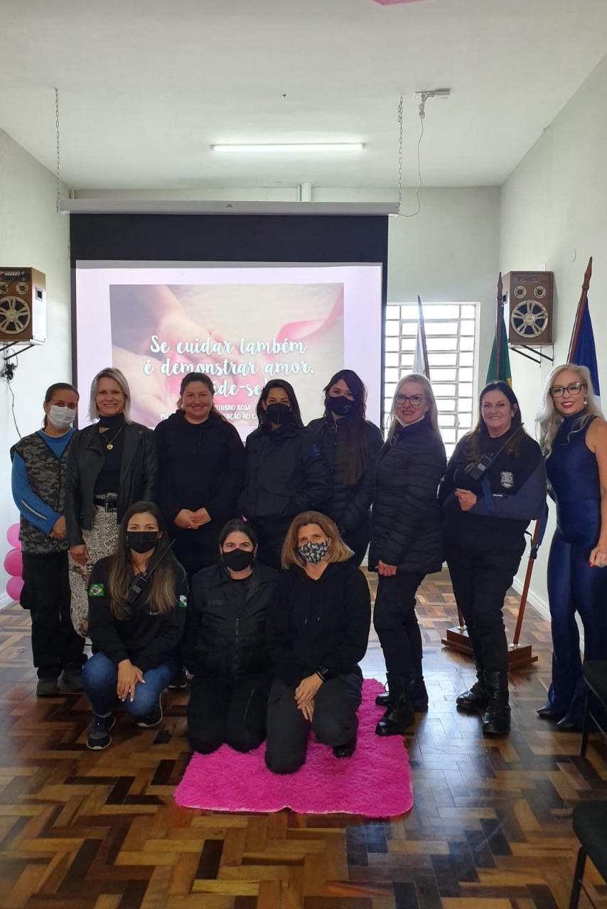 Setenta presas custodiadas na Penitenciária Feminina de Foz do Iguaçu ? Unidade de Progressão (PFF-UP) doaram seus cabelos para a confecção de perucas para mulheres em tratamento de câncer.  Os cortes foram feitos de forma voluntária pela equipe do Studio Vip, salão de beleza localizado em Santa Terezinha de Itaipu. Os cabelos serão doados ao setor de oncologia do Hospital Ministro Costa Cavalcanti, em Foz do Iguaçu. - Foz do Iguaçu, 28/10/2021 - Foto: Depen-Pr