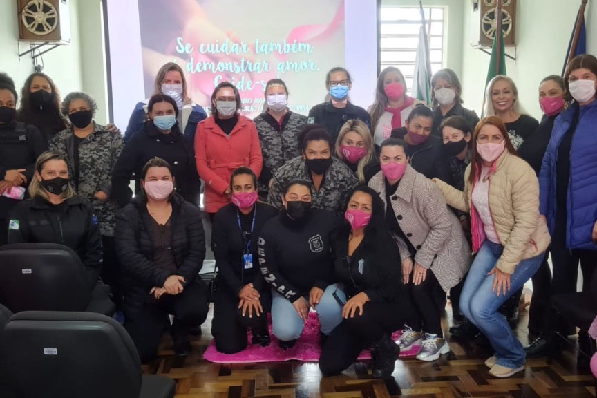 Setenta presas custodiadas na Penitenciária Feminina de Foz do Iguaçu ? Unidade de Progressão (PFF-UP) doaram seus cabelos para a confecção de perucas para mulheres em tratamento de câncer.  Os cortes foram feitos de forma voluntária pela equipe do Studio Vip, salão de beleza localizado em Santa Terezinha de Itaipu. Os cabelos serão doados ao setor de oncologia do Hospital Ministro Costa Cavalcanti, em Foz do Iguaçu. - Foz do Iguaçu, 28/10/2021 - Foto: Depen-Pr