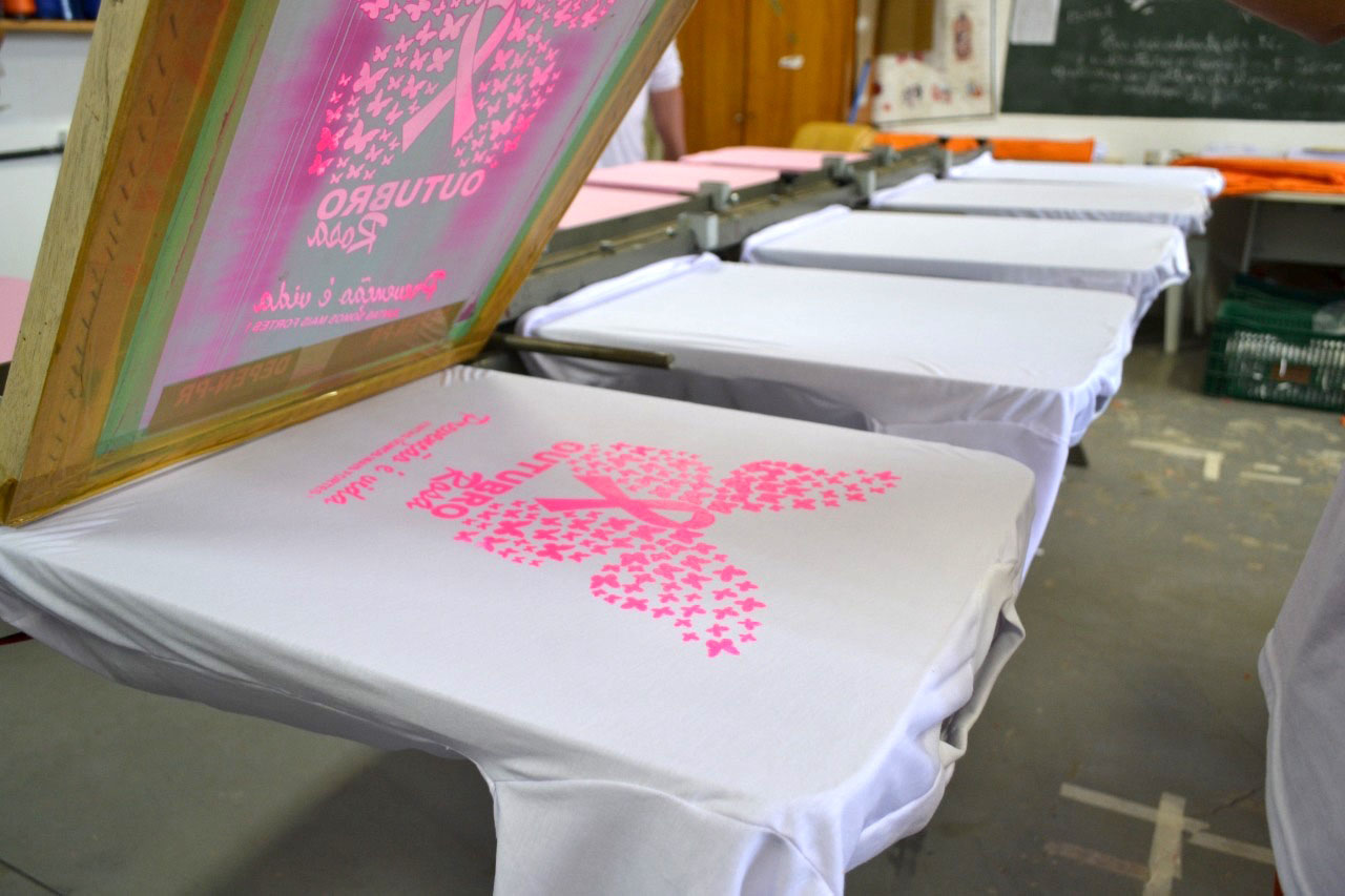 Setenta presas custodiadas na Penitenciária Feminina de Foz do Iguaçu ? Unidade de Progressão (PFF-UP) doaram seus cabelos para a confecção de perucas para mulheres em tratamento de câncer.  Os cortes foram feitos de forma voluntária pela equipe do Studio Vip, salão de beleza localizado em Santa Terezinha de Itaipu. Os cabelos serão doados ao setor de oncologia do Hospital Ministro Costa Cavalcanti, em Foz do Iguaçu. - Foz do Iguaçu, 28/10/2021 - Foto: Depen-Pr